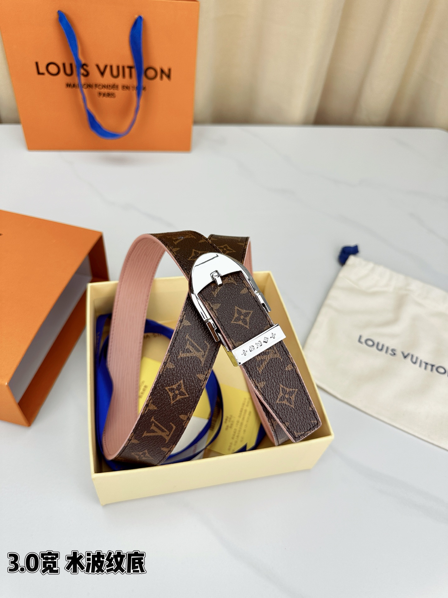 LV经典花纹皮带，3.0宽版设计，搭配独特粉红水波纹底，尽显低调奢华。银、金、黑三款扣头随心选择，满足不