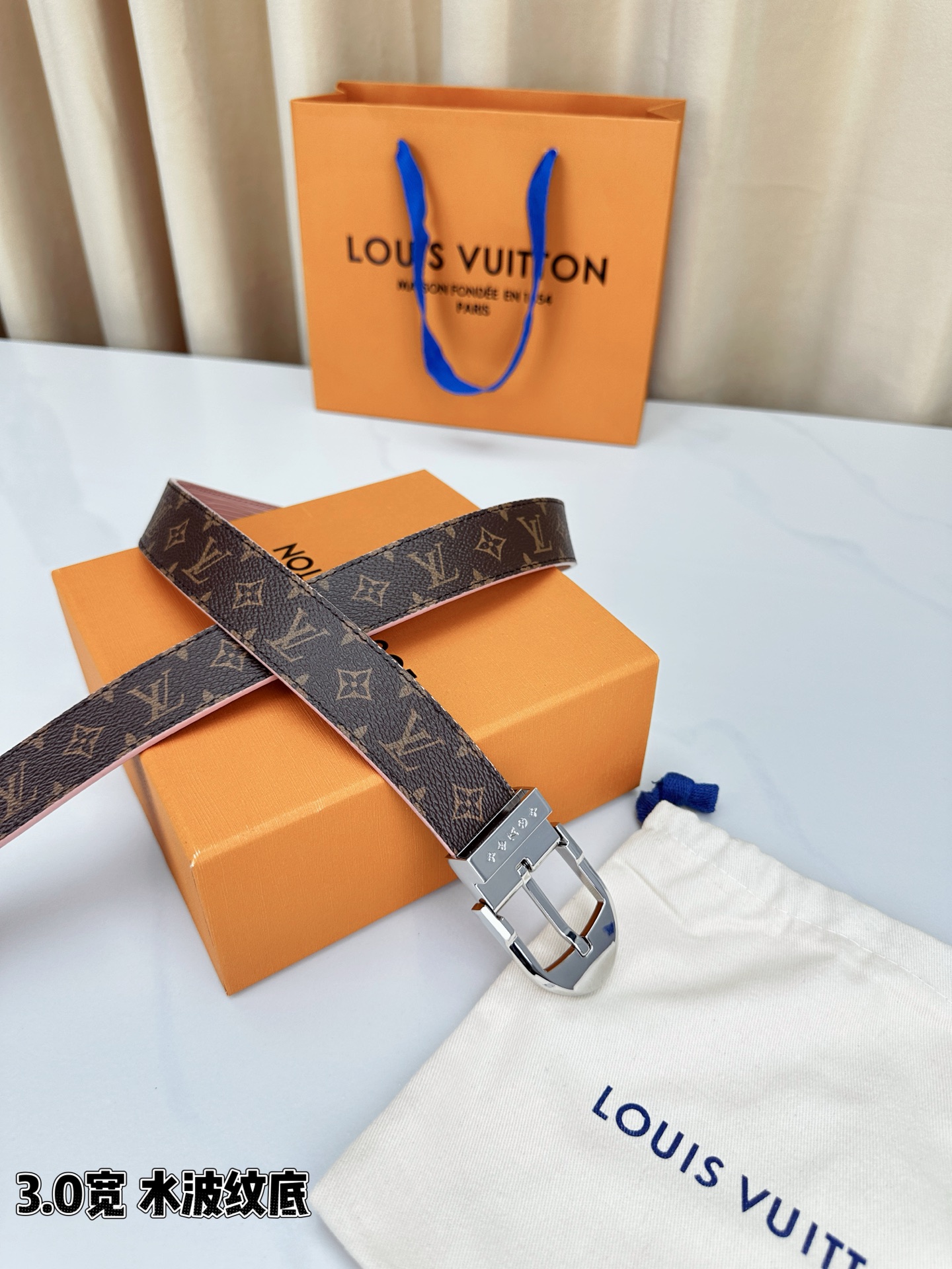LV经典花纹皮带，3.0宽版设计，搭配独特粉红水波纹底，尽显低调奢华。银、金、黑三款扣头随心选择，满足不