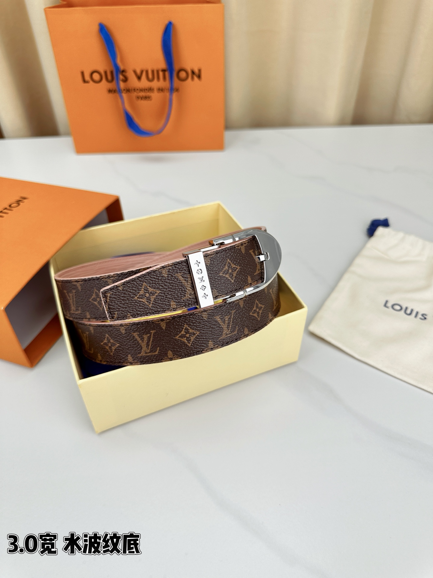 LV经典花纹皮带，3.0宽版设计，搭配独特粉红水波纹底，尽显低调奢华。银、金、黑三款扣头随心选择，满足不