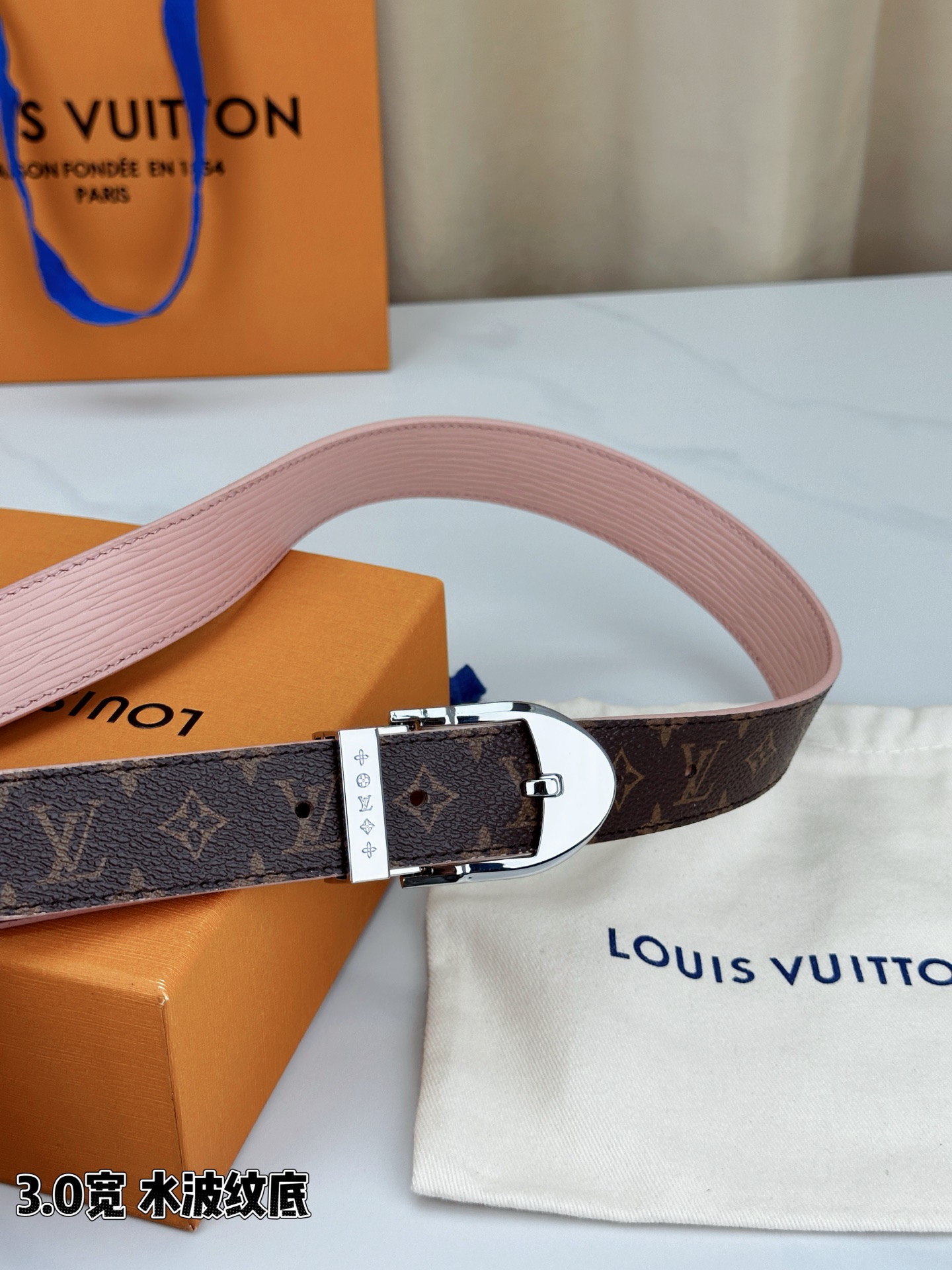 LV经典花纹皮带，3.0宽版设计，搭配独特粉红水波纹底，尽显低调奢华。银、金、黑三款扣头随心选择，满足不