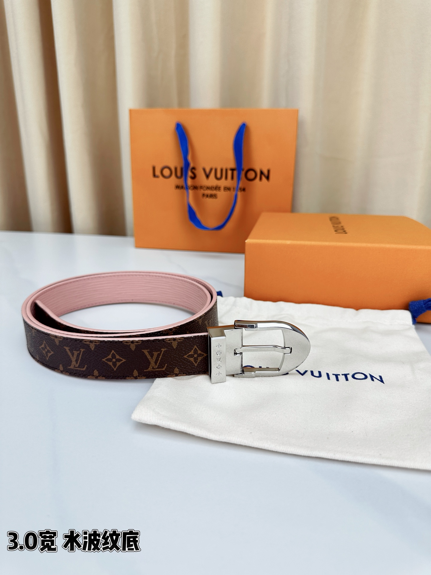 LV经典花纹皮带，3.0宽版设计，搭配独特粉红水波纹底，尽显低调奢华。银、金、黑三款扣头随心选择，满足不