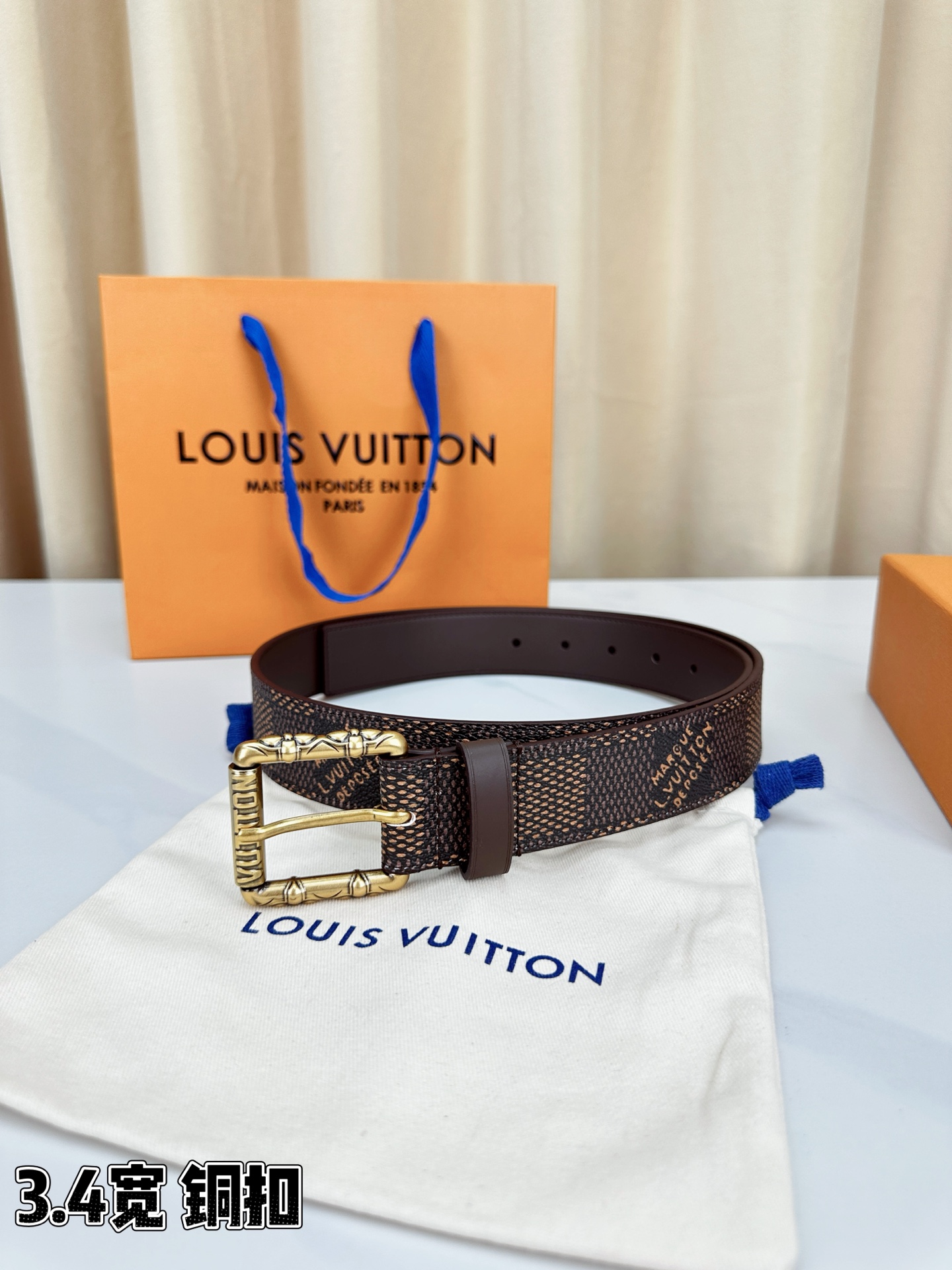 深棕棋盘格纹，3.4cm黄金宽度，铸就男士腰间经典。纯铜扣头镌刻精致纹路，低调中彰显不凡品味。精选头层牛