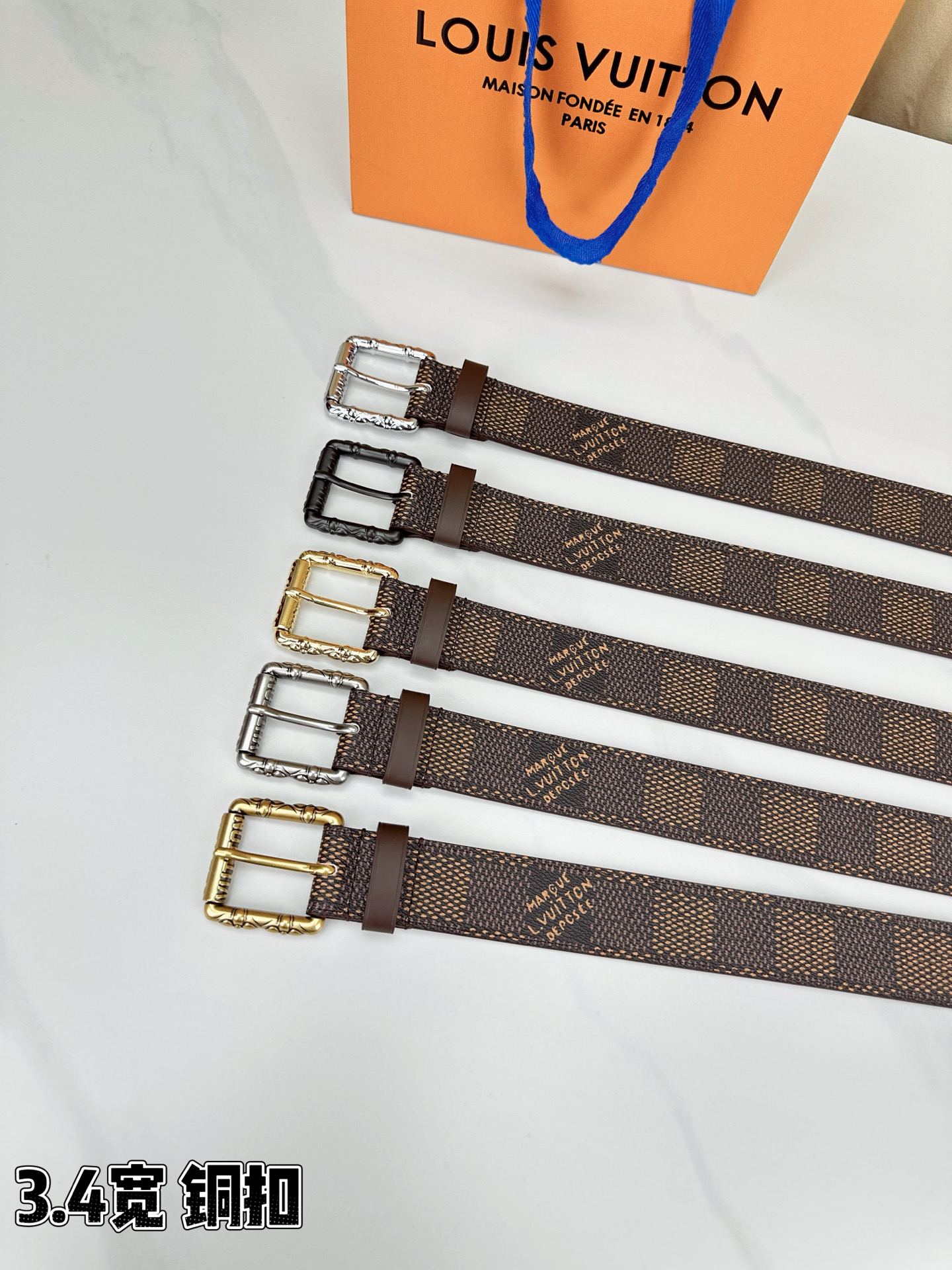 深棕棋盘格纹，3.4cm黄金宽度，铸就男士腰间经典。纯铜扣头镌刻精致纹路，低调中彰显不凡品味。精选头层牛