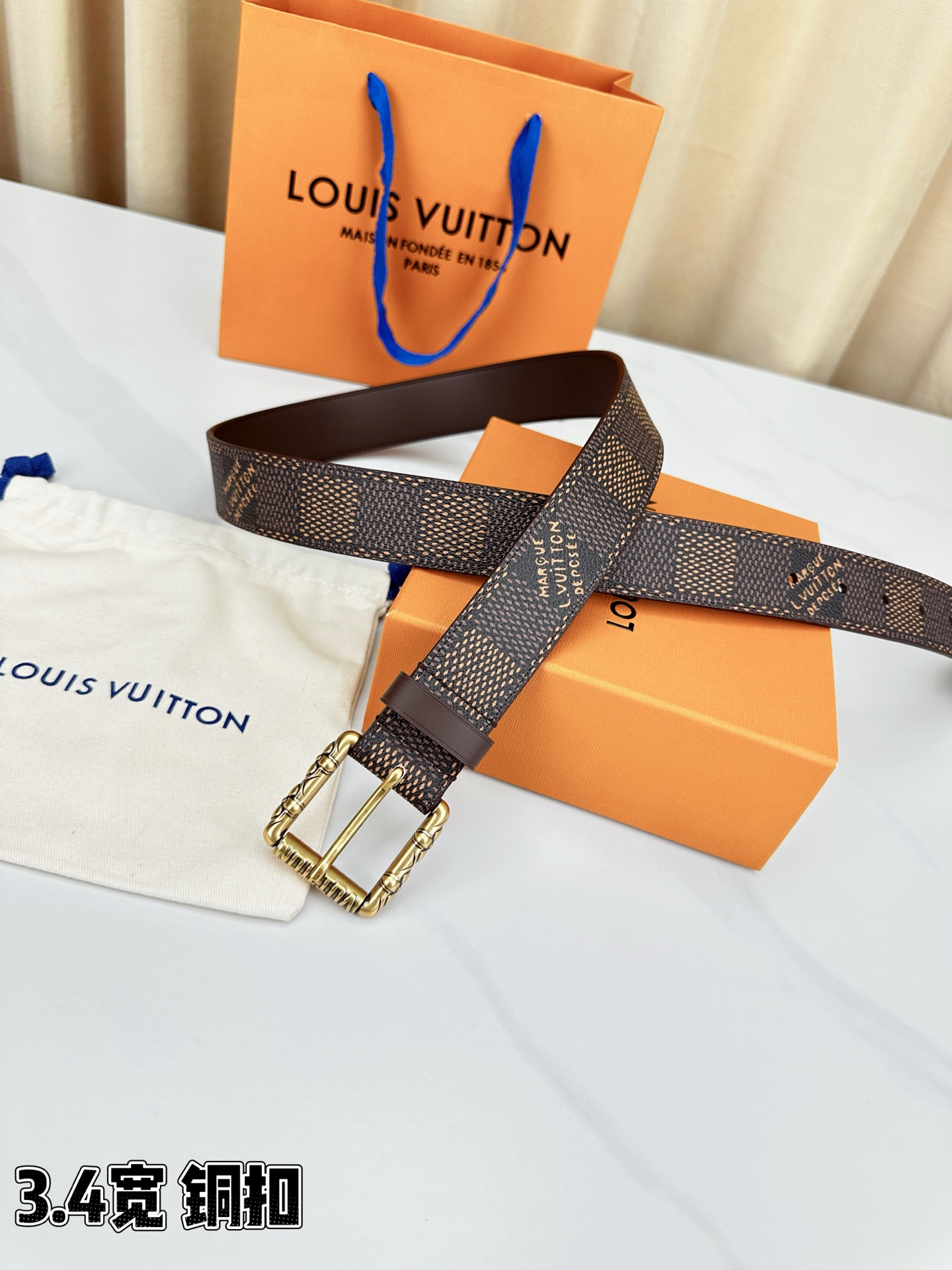 深棕棋盘格纹，3.4cm黄金宽度，铸就男士腰间经典。纯铜扣头镌刻精致纹路，低调中彰显不凡品味。精选头层牛