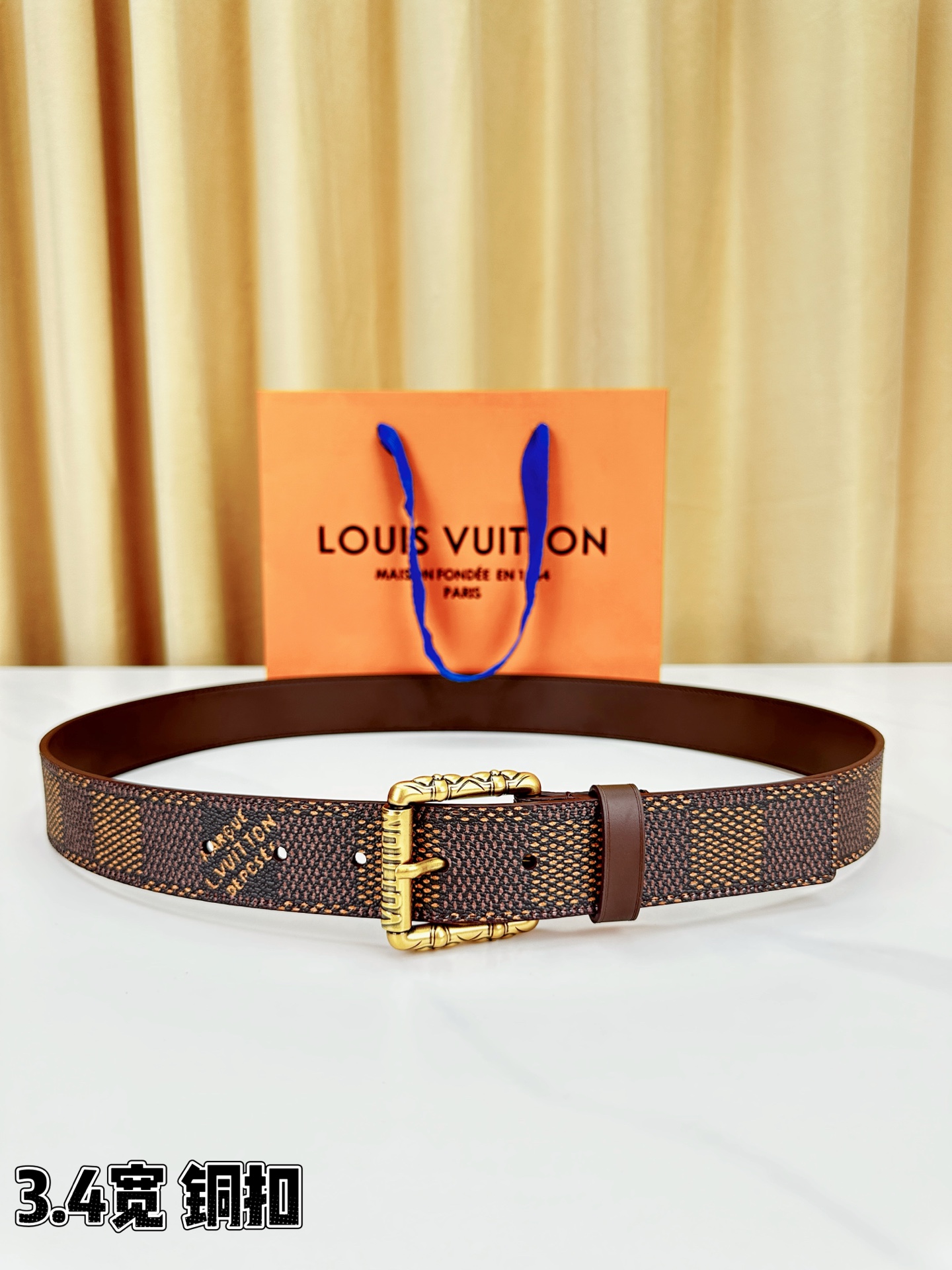 深棕棋盘格纹，3.4cm黄金宽度，铸就男士腰间经典。纯铜扣头镌刻精致纹路，低调中彰显不凡品味。精选头层牛