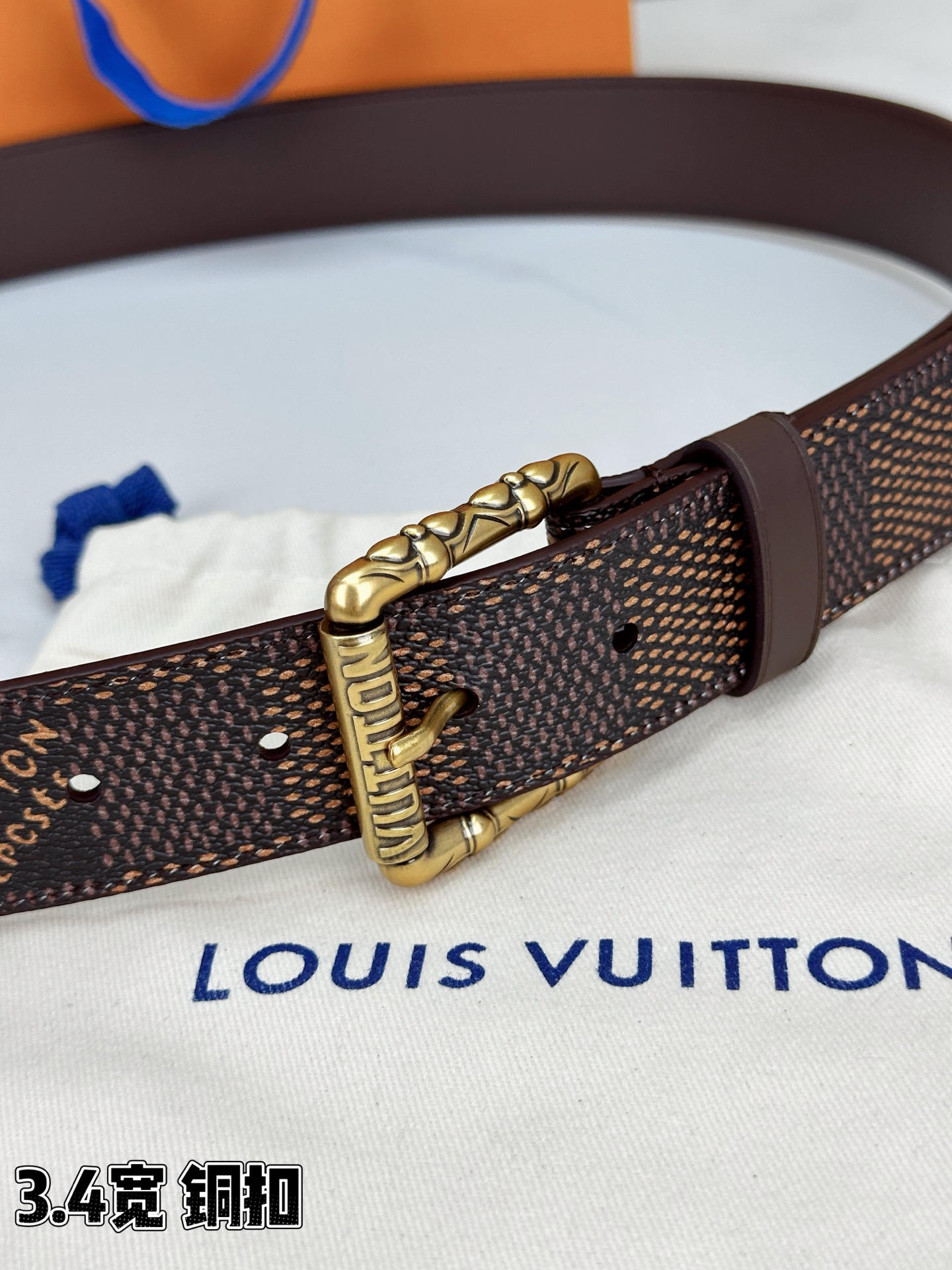 深棕棋盘格纹，3.4cm黄金宽度，铸就男士腰间经典。纯铜扣头镌刻精致纹路，低调中彰显不凡品味。精选头层牛