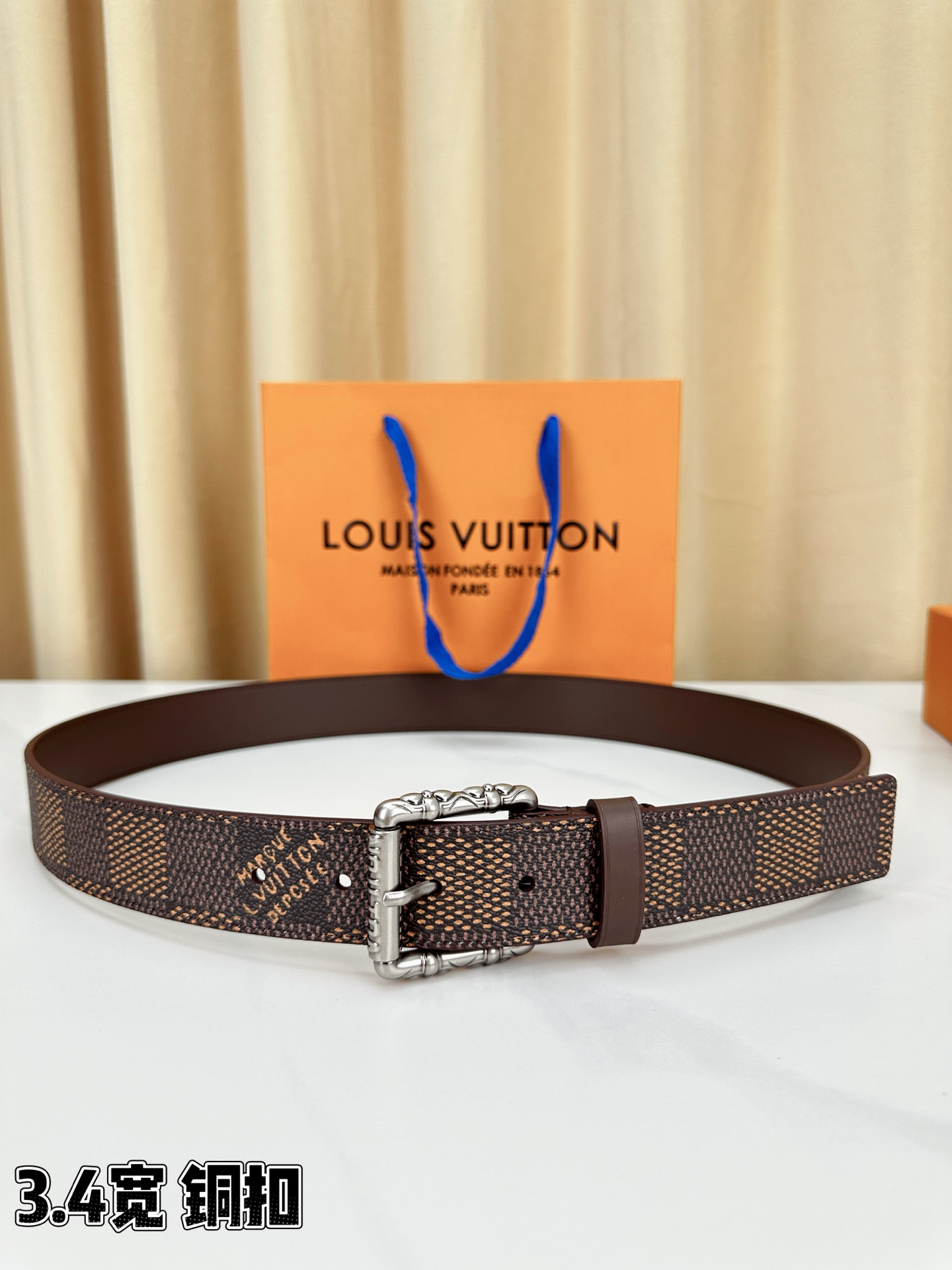 深棕棋盘格纹，3.4cm黄金宽度，铸就男士腰间经典。纯铜扣头镌刻精致纹路，低调中彰显不凡品味。精选头层牛