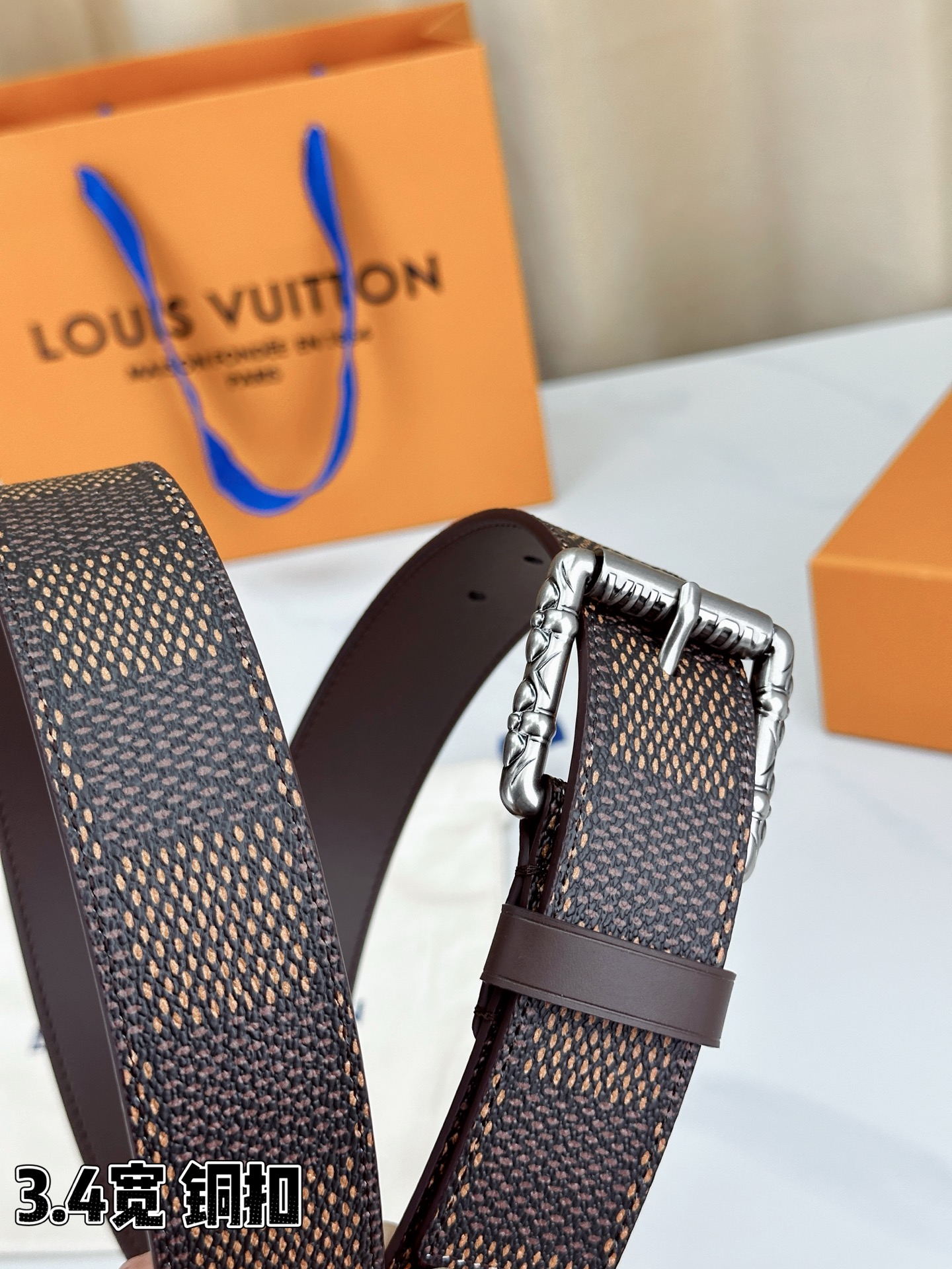 深棕棋盘格纹，3.4cm黄金宽度，铸就男士腰间经典。纯铜扣头镌刻精致纹路，低调中彰显不凡品味。精选头层牛