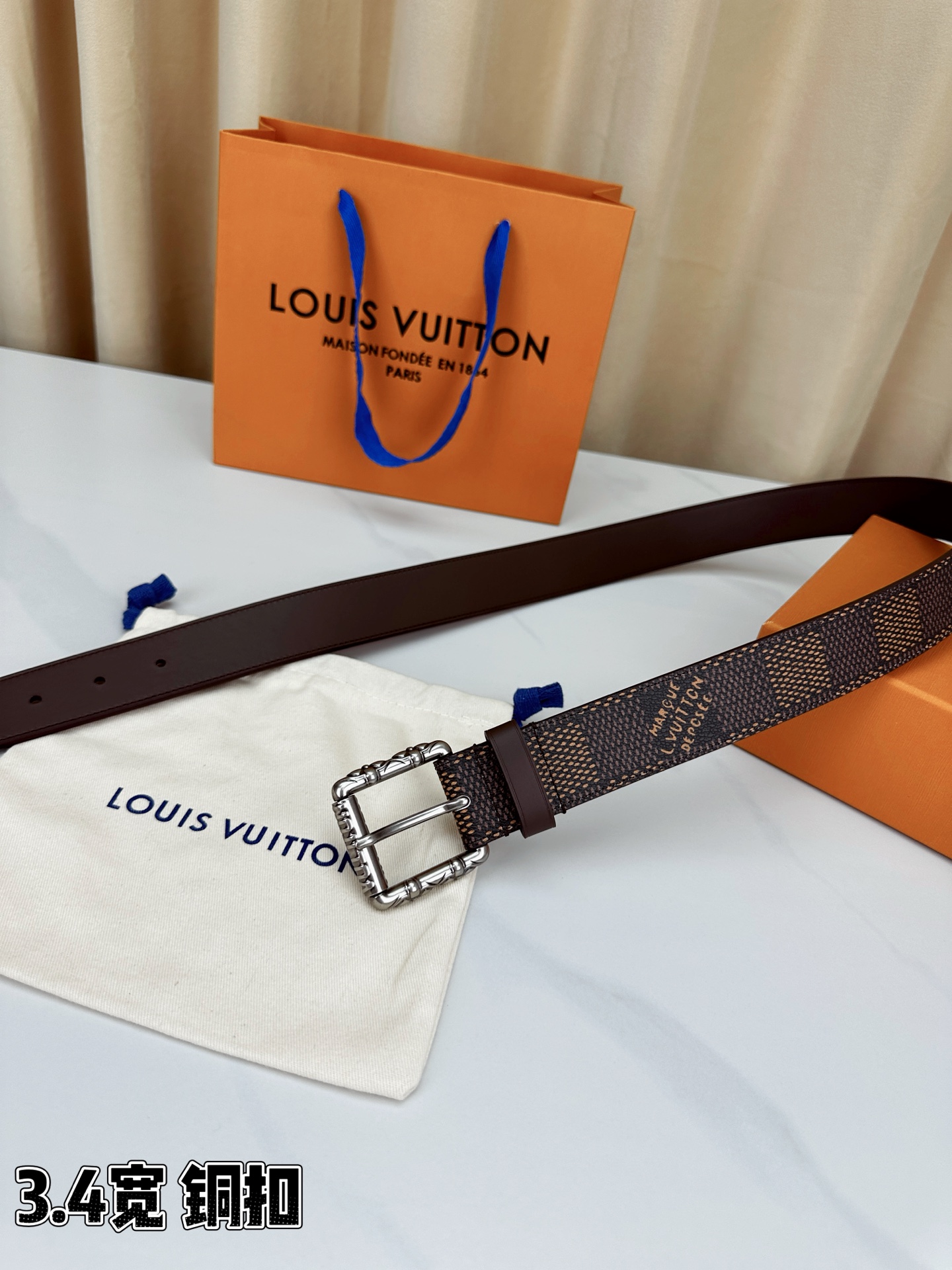 深棕棋盘格纹，3.4cm黄金宽度，铸就男士腰间经典。纯铜扣头镌刻精致纹路，低调中彰显不凡品味。精选头层牛