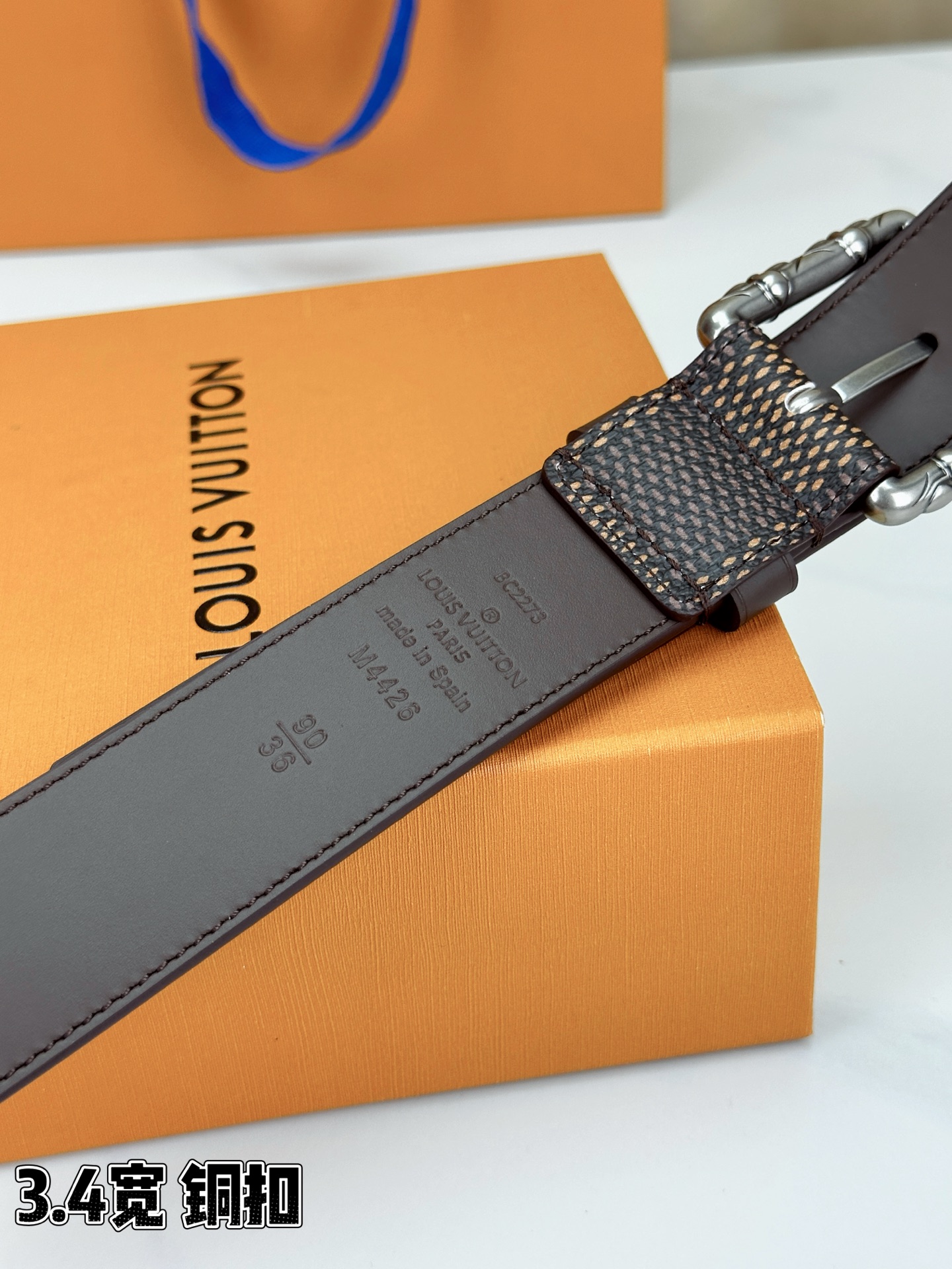 深棕棋盘格纹，3.4cm黄金宽度，铸就男士腰间经典。纯铜扣头镌刻精致纹路，低调中彰显不凡品味。精选头层牛