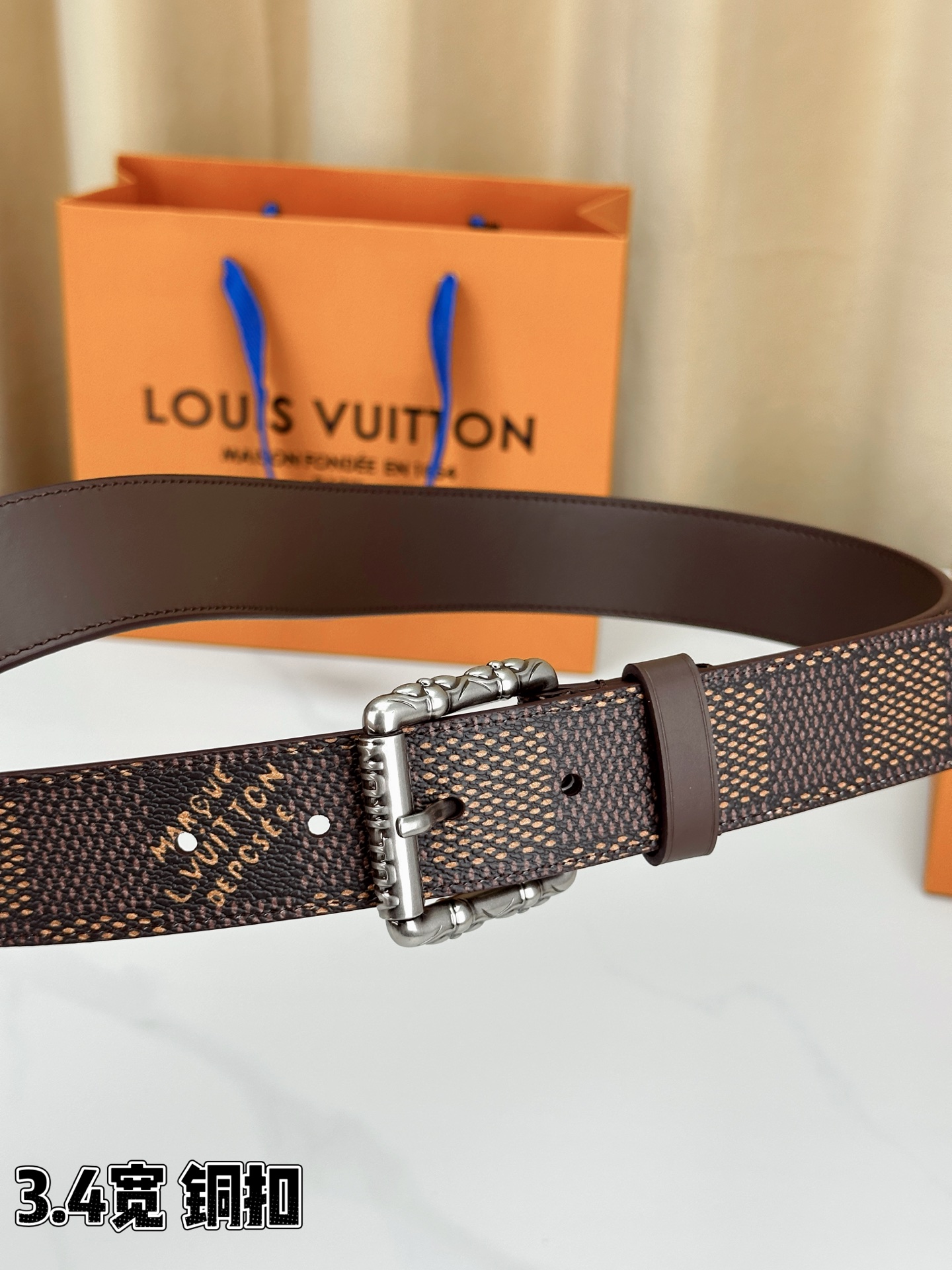 深棕棋盘格纹，3.4cm黄金宽度，铸就男士腰间经典。纯铜扣头镌刻精致纹路，低调中彰显不凡品味。精选头层牛