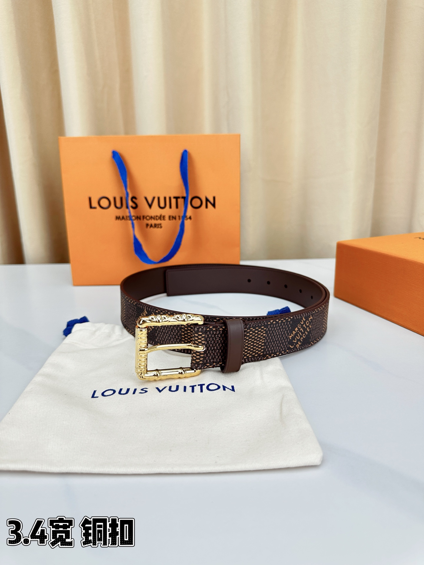 深棕棋盘格纹，3.4cm黄金宽度，铸就男士腰间经典。纯铜扣头镌刻精致纹路，低调中彰显不凡品味。精选头层牛