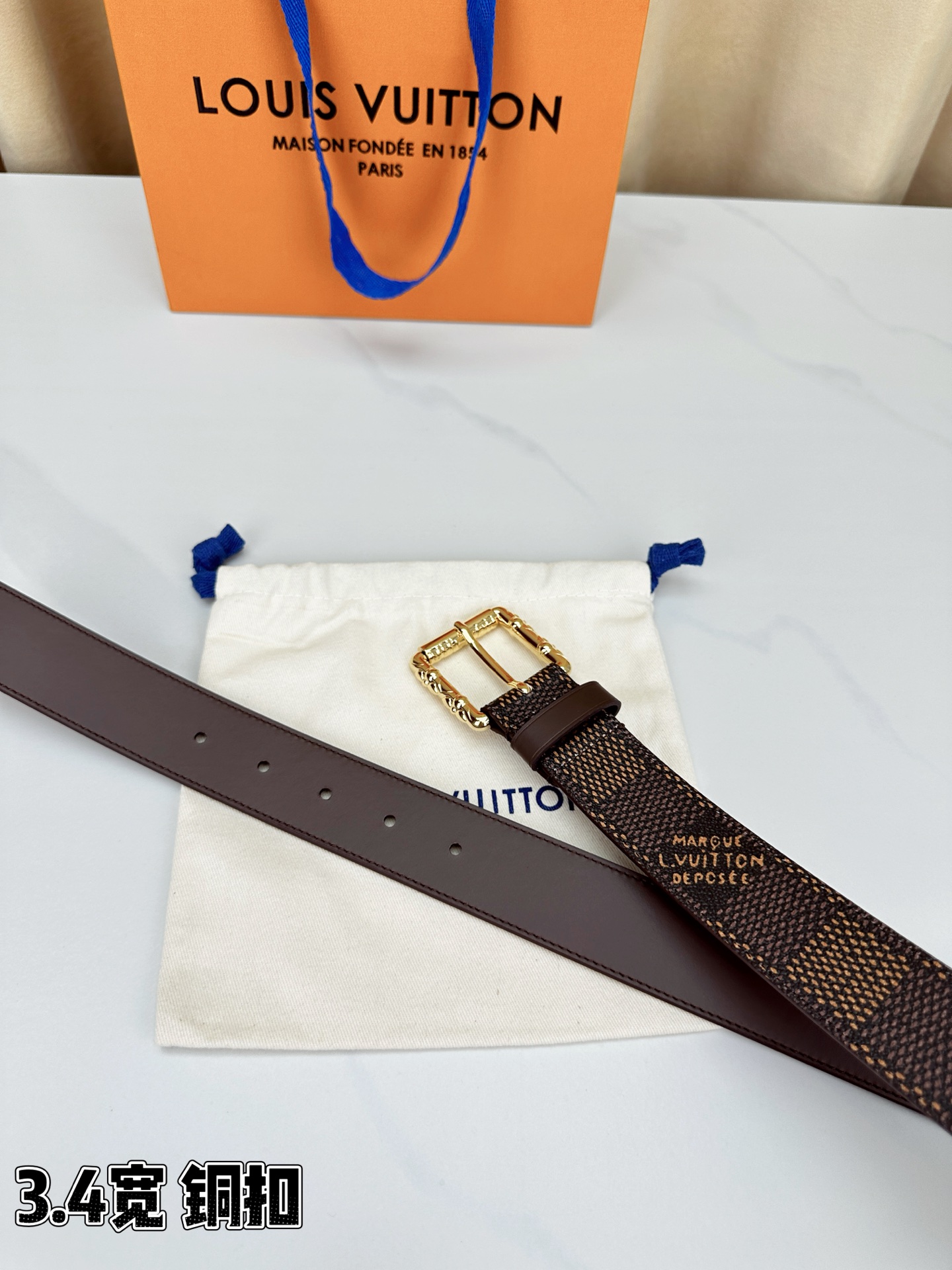 深棕棋盘格纹，3.4cm黄金宽度，铸就男士腰间经典。纯铜扣头镌刻精致纹路，低调中彰显不凡品味。精选头层牛