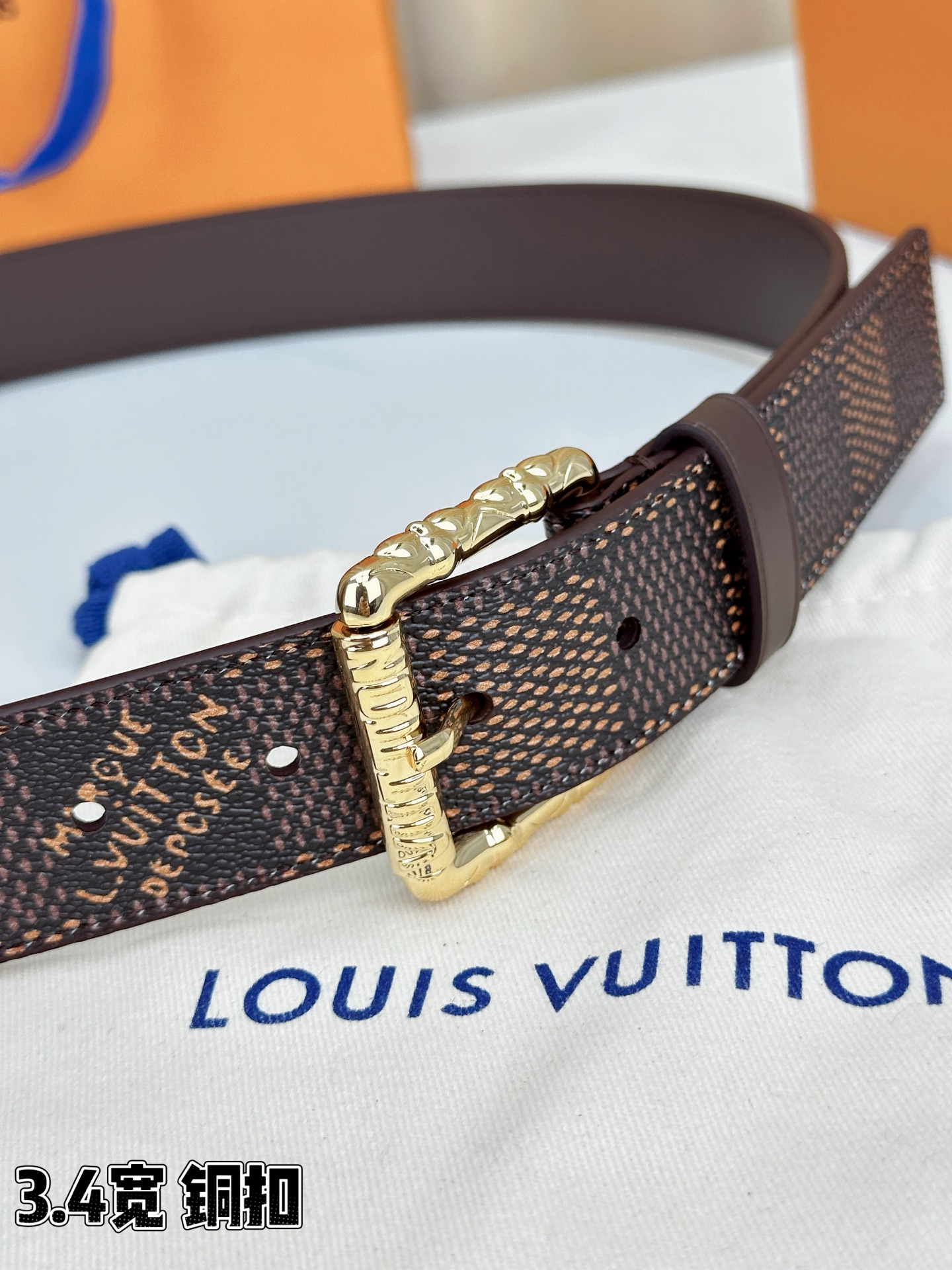 深棕棋盘格纹，3.4cm黄金宽度，铸就男士腰间经典。纯铜扣头镌刻精致纹路，低调中彰显不凡品味。精选头层牛