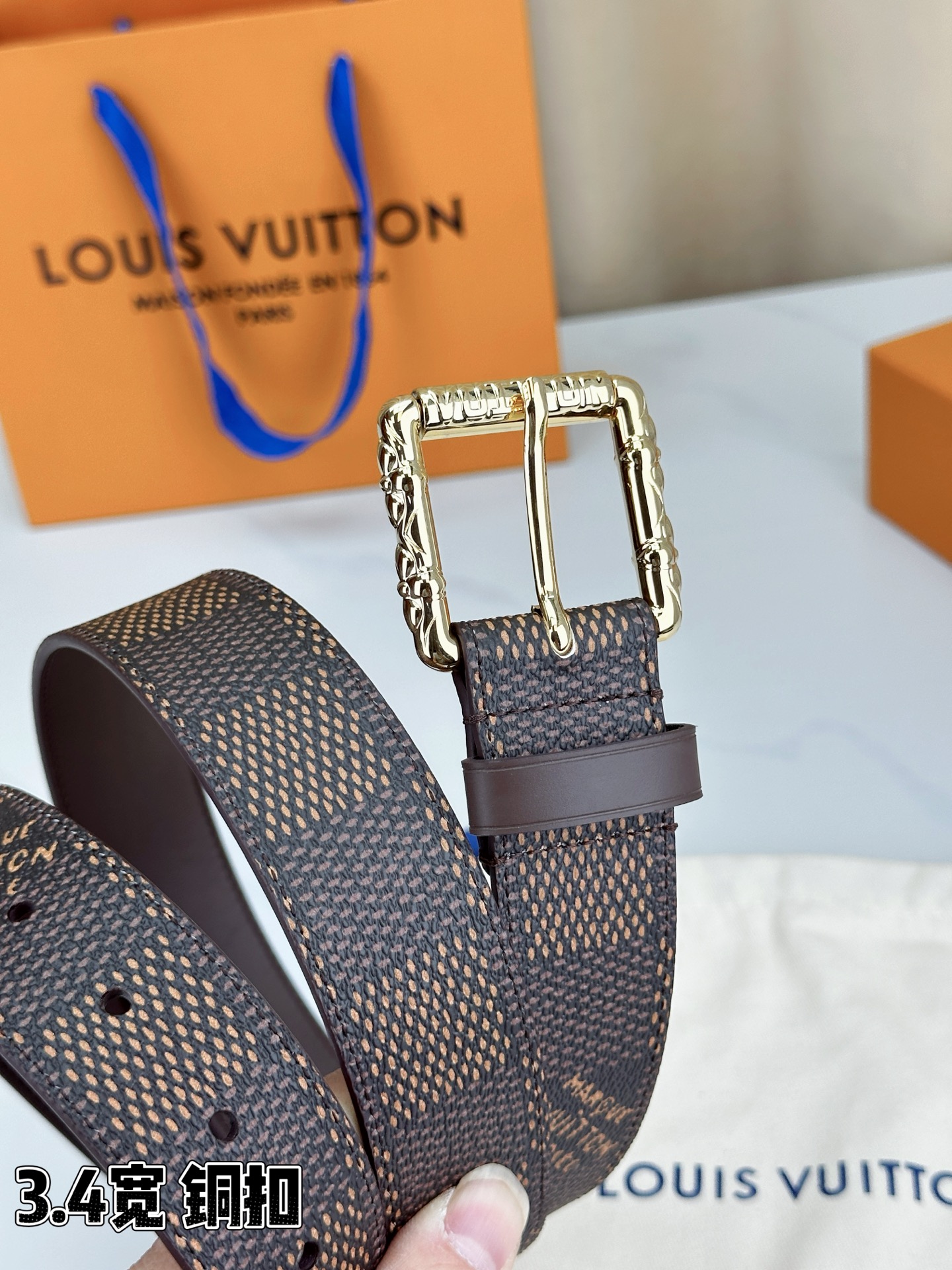 深棕棋盘格纹，3.4cm黄金宽度，铸就男士腰间经典。纯铜扣头镌刻精致纹路，低调中彰显不凡品味。精选头层牛