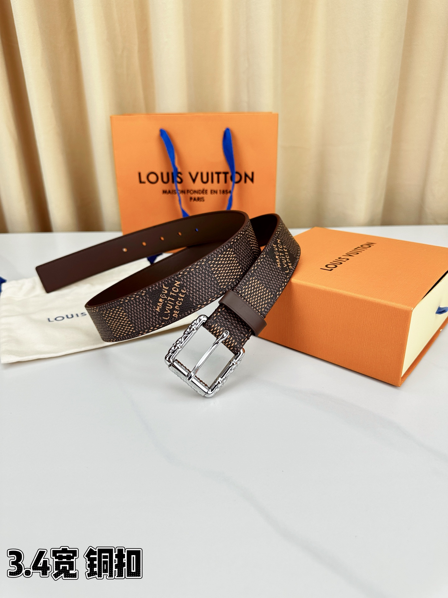 深棕棋盘格纹，3.4cm黄金宽度，铸就男士腰间经典。纯铜扣头镌刻精致纹路，低调中彰显不凡品味。精选头层牛