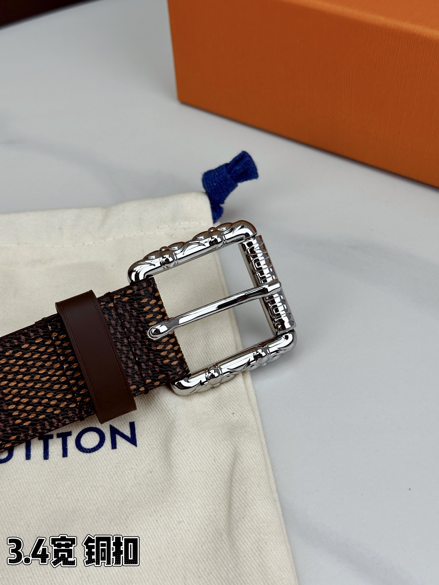 深棕棋盘格纹，3.4cm黄金宽度，铸就男士腰间经典。纯铜扣头镌刻精致纹路，低调中彰显不凡品味。精选头层牛