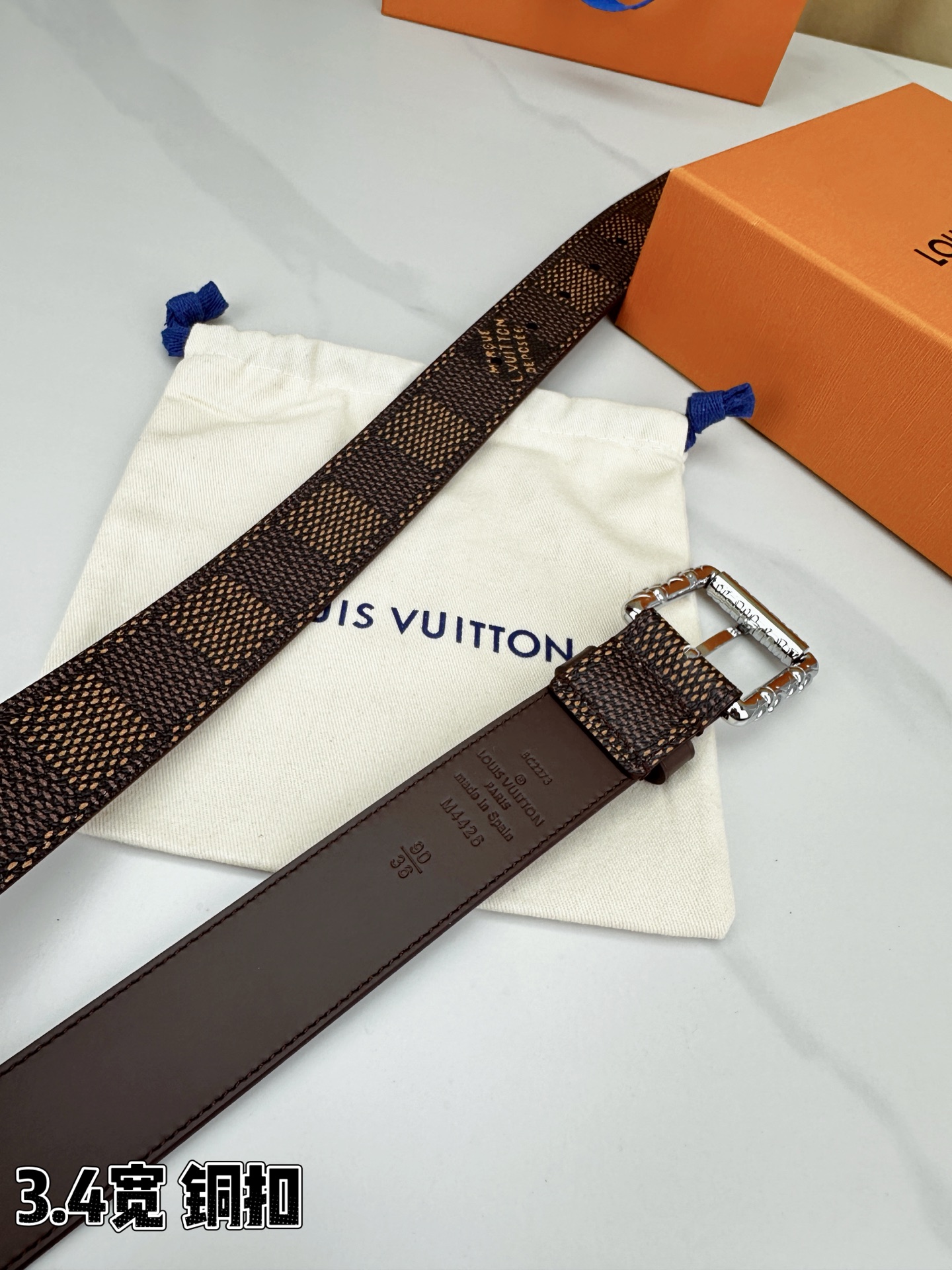 深棕棋盘格纹，3.4cm黄金宽度，铸就男士腰间经典。纯铜扣头镌刻精致纹路，低调中彰显不凡品味。精选头层牛