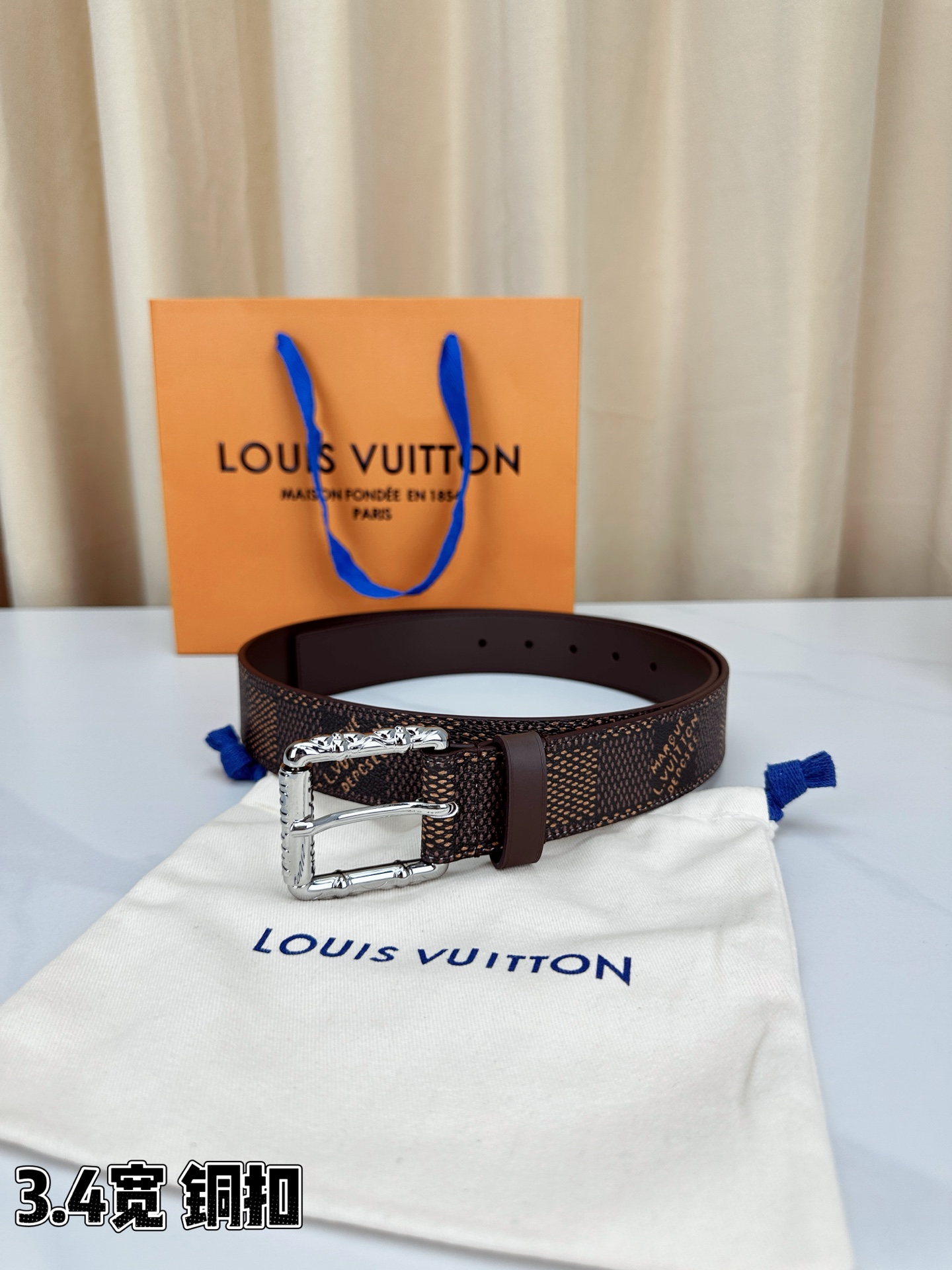 深棕棋盘格纹，3.4cm黄金宽度，铸就男士腰间经典。纯铜扣头镌刻精致纹路，低调中彰显不凡品味。精选头层牛