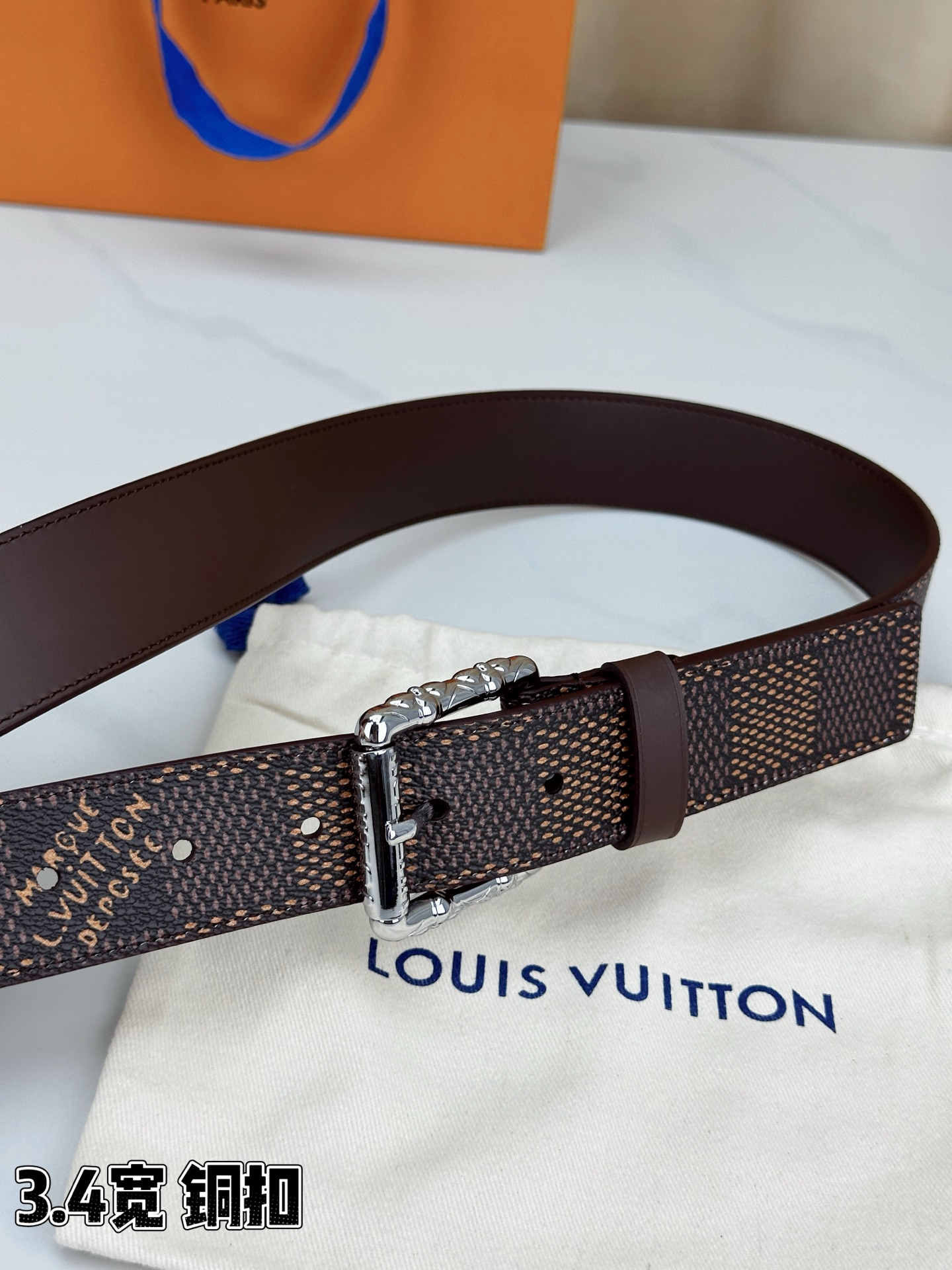 深棕棋盘格纹，3.4cm黄金宽度，铸就男士腰间经典。纯铜扣头镌刻精致纹路，低调中彰显不凡品味。精选头层牛