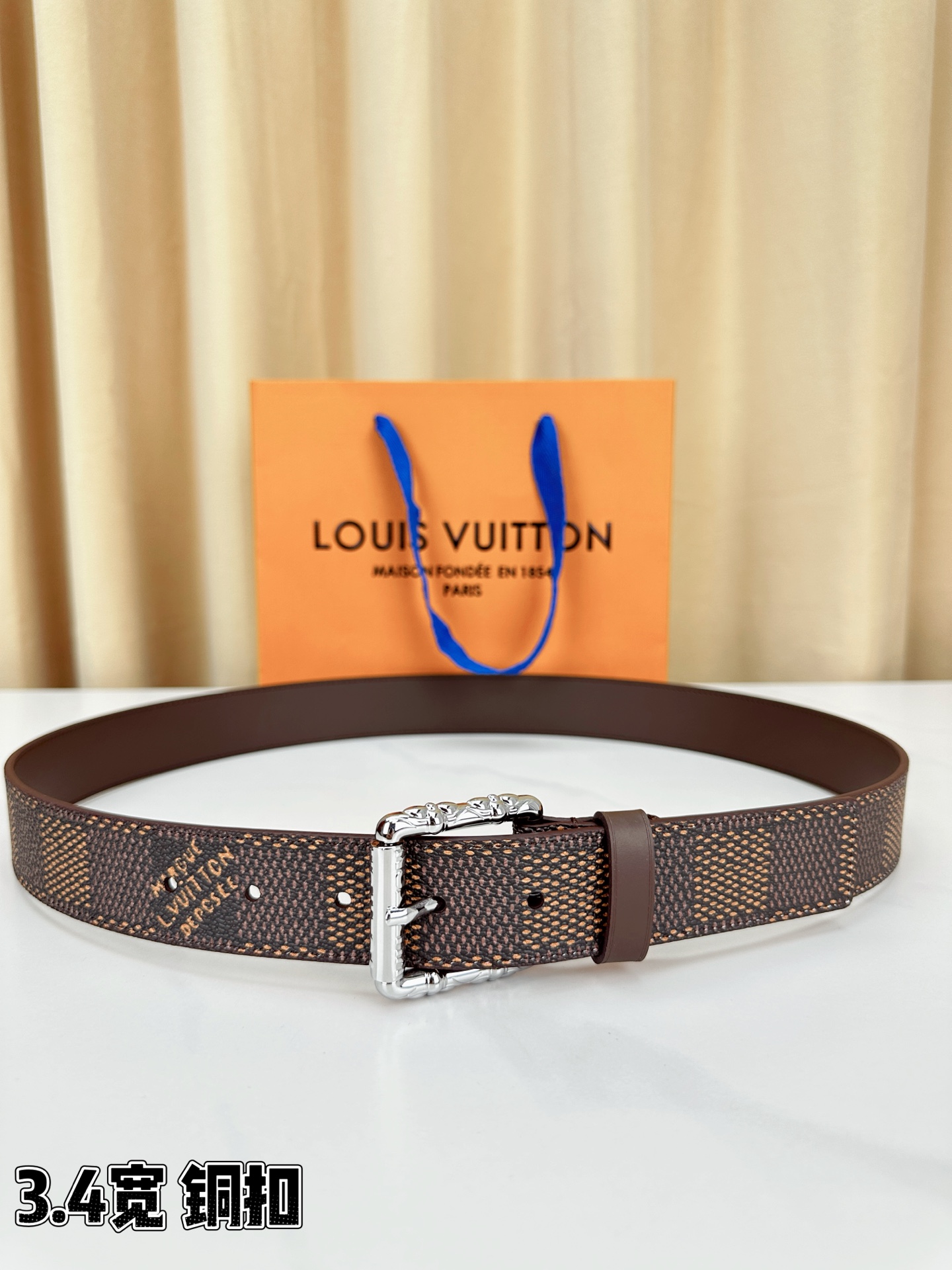 深棕棋盘格纹，3.4cm黄金宽度，铸就男士腰间经典。纯铜扣头镌刻精致纹路，低调中彰显不凡品味。精选头层牛