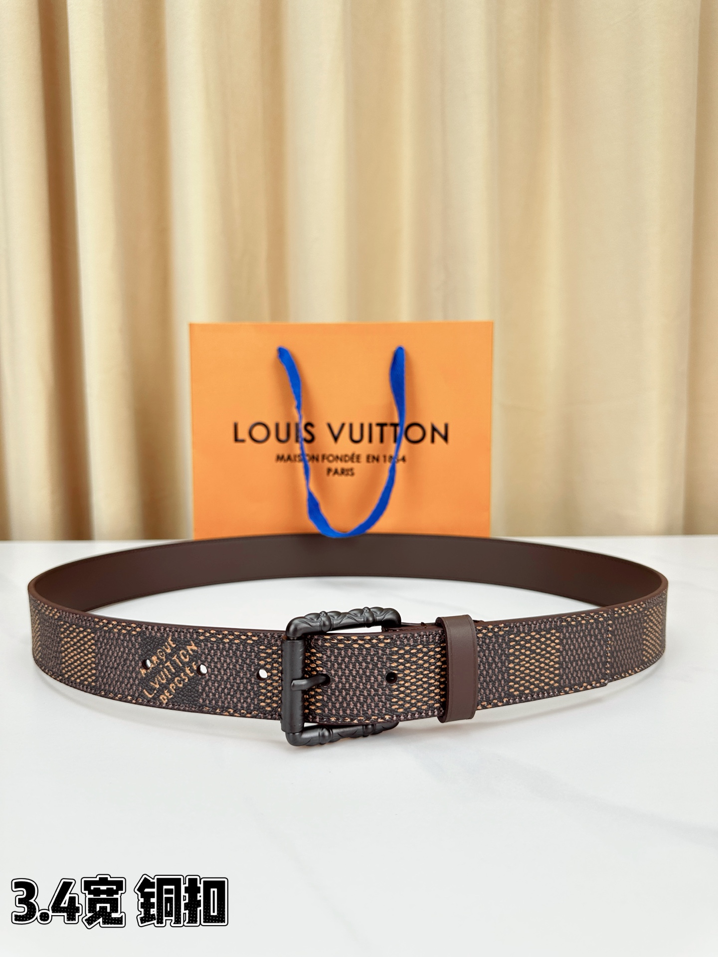 深棕棋盘格纹，3.4cm黄金宽度，铸就男士腰间经典。纯铜扣头镌刻精致纹路，低调中彰显不凡品味。精选头层牛