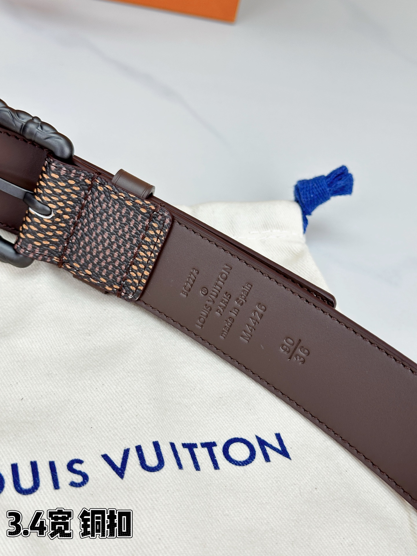 深棕棋盘格纹，3.4cm黄金宽度，铸就男士腰间经典。纯铜扣头镌刻精致纹路，低调中彰显不凡品味。精选头层牛