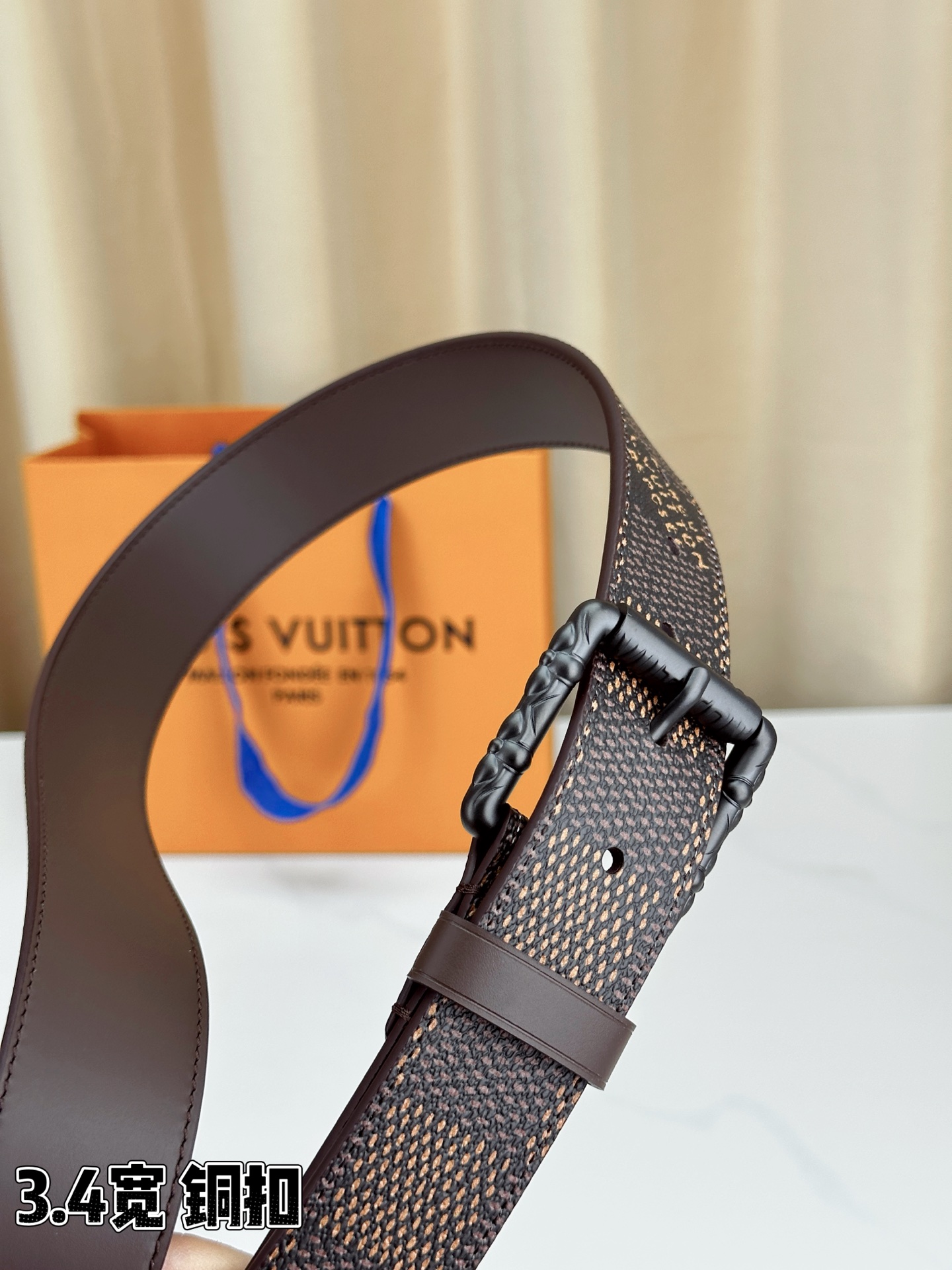 深棕棋盘格纹，3.4cm黄金宽度，铸就男士腰间经典。纯铜扣头镌刻精致纹路，低调中彰显不凡品味。精选头层牛
