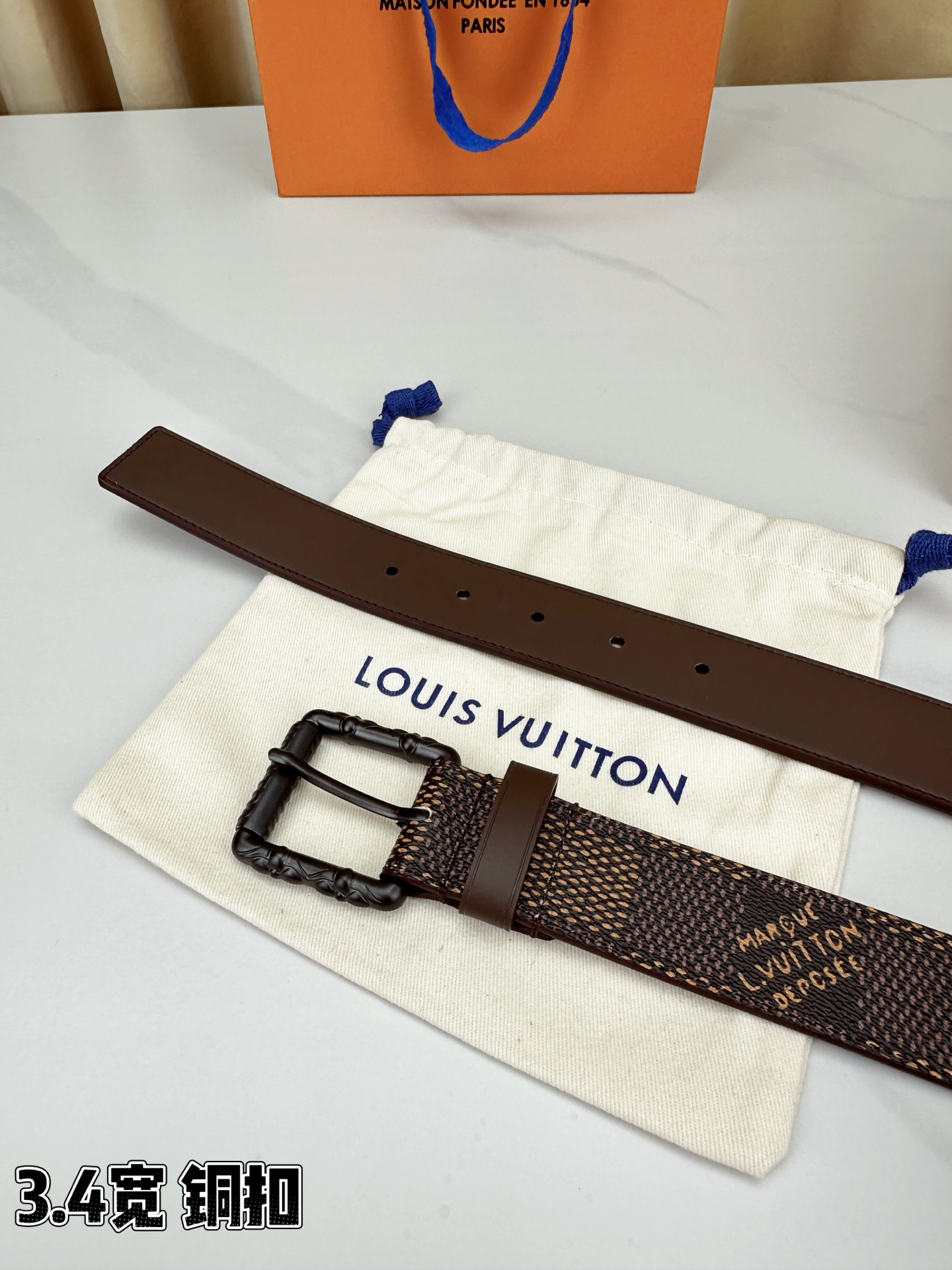 深棕棋盘格纹，3.4cm黄金宽度，铸就男士腰间经典。纯铜扣头镌刻精致纹路，低调中彰显不凡品味。精选头层牛