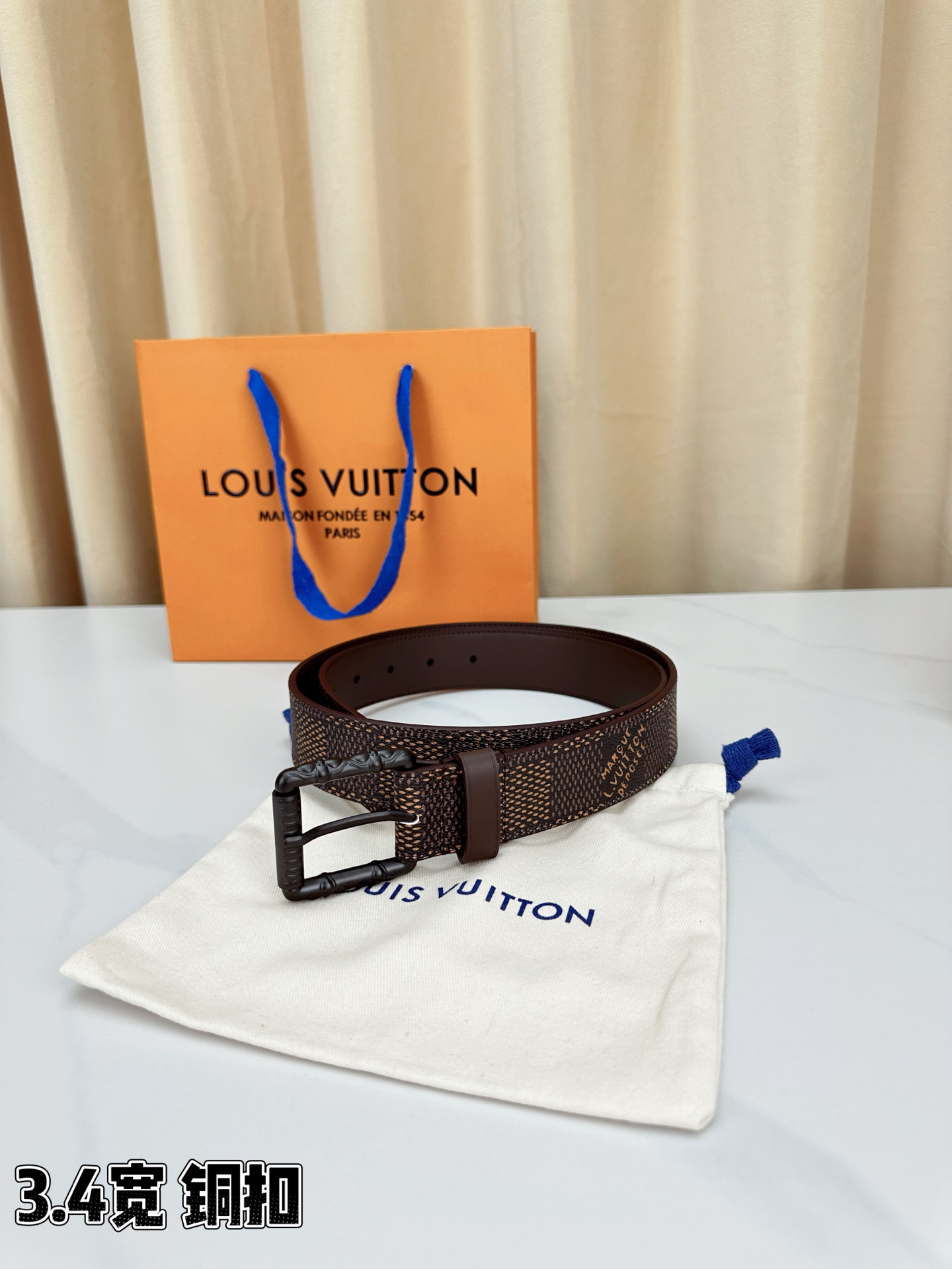 深棕棋盘格纹，3.4cm黄金宽度，铸就男士腰间经典。纯铜扣头镌刻精致纹路，低调中彰显不凡品味。精选头层牛