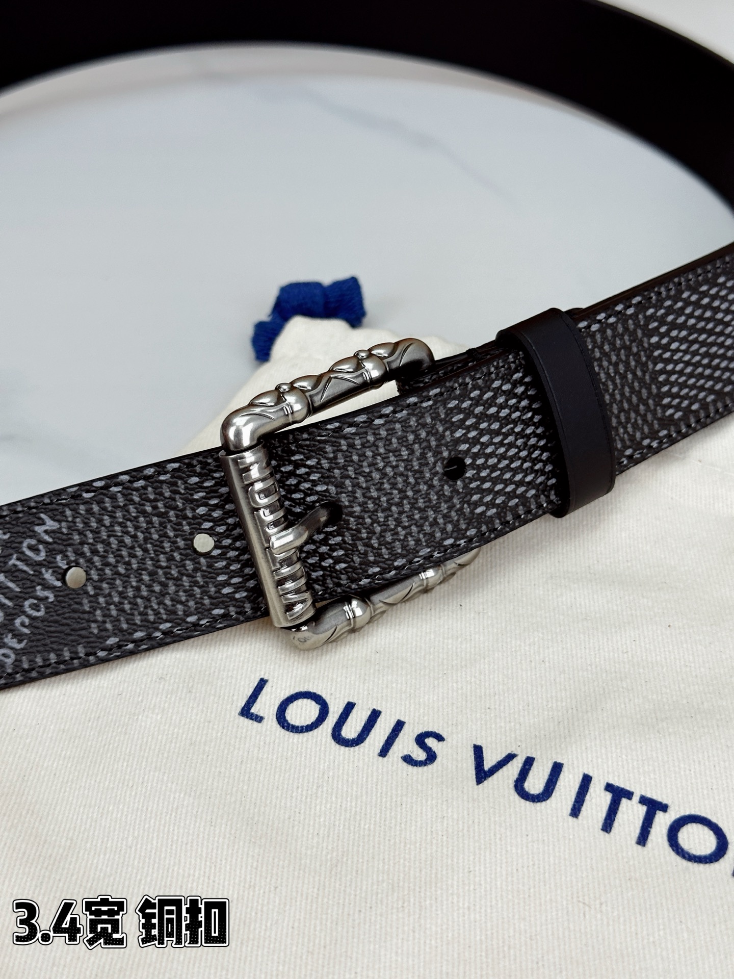 深灰棋盘格纹，3.4cm黄金宽度，铸就男士腰间经典。纯铜扣头镌刻精致纹路，低调中彰显不凡品味。精选头层牛