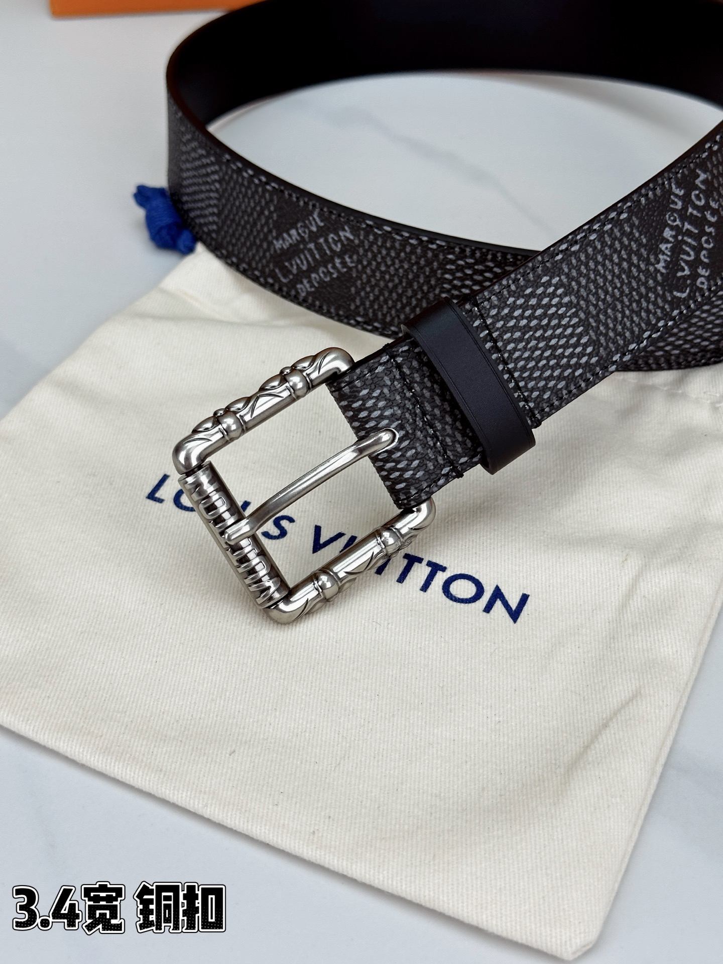 深灰棋盘格纹，3.4cm黄金宽度，铸就男士腰间经典。纯铜扣头镌刻精致纹路，低调中彰显不凡品味。精选头层牛