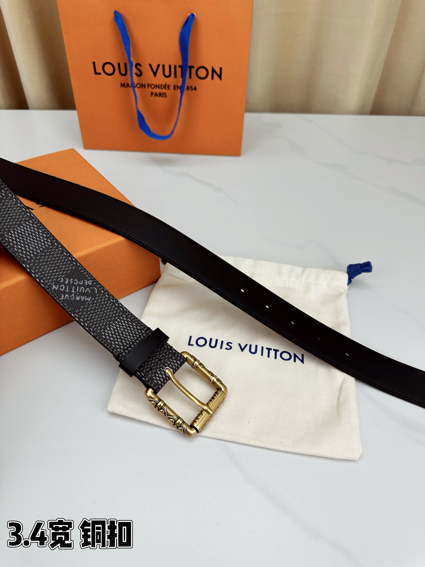 深灰棋盘格纹，3.4cm黄金宽度，铸就男士腰间经典。纯铜扣头镌刻精致纹路，低调中彰显不凡品味。精选头层牛