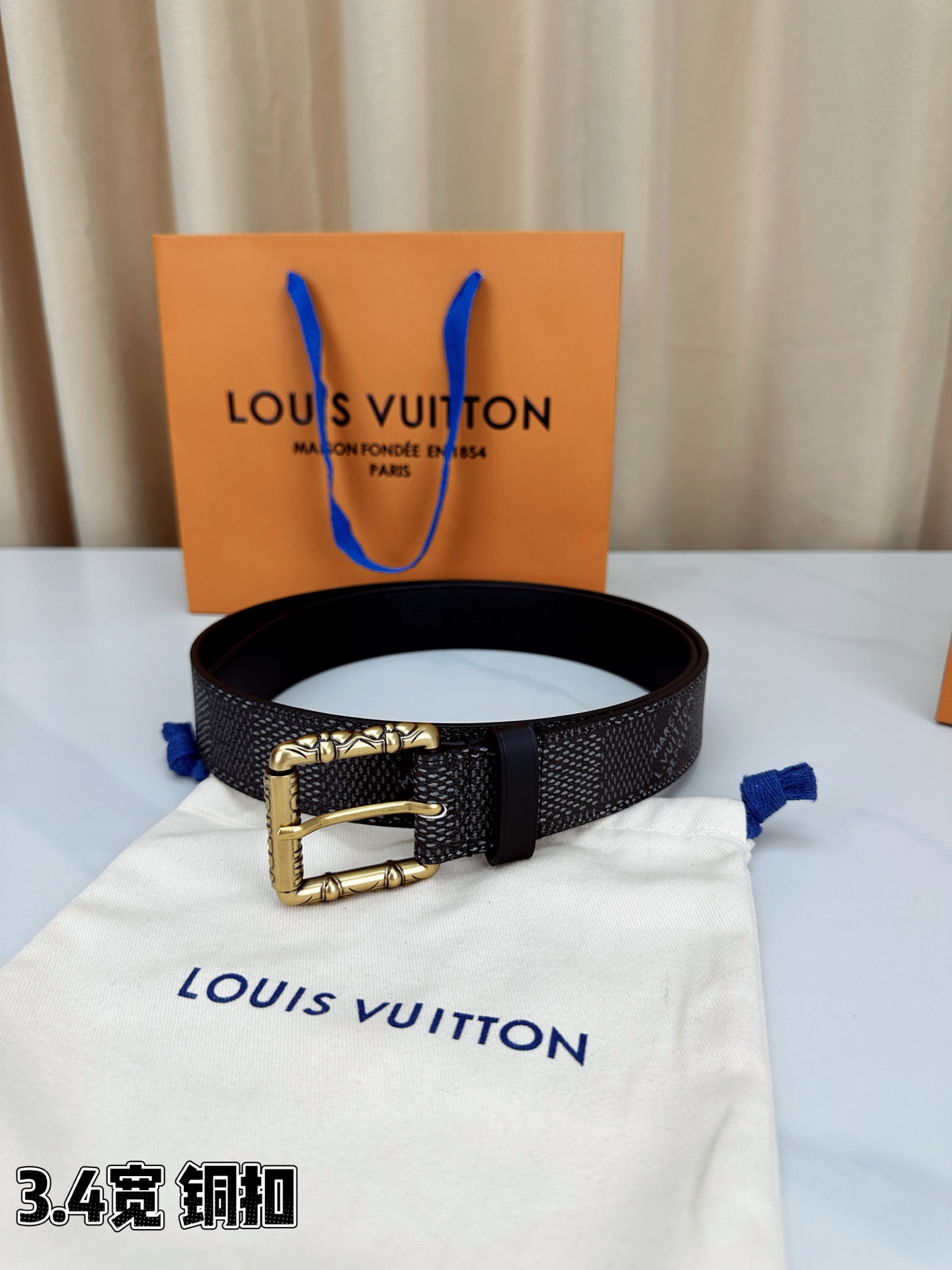 深灰棋盘格纹，3.4cm黄金宽度，铸就男士腰间经典。纯铜扣头镌刻精致纹路，低调中彰显不凡品味。精选头层牛