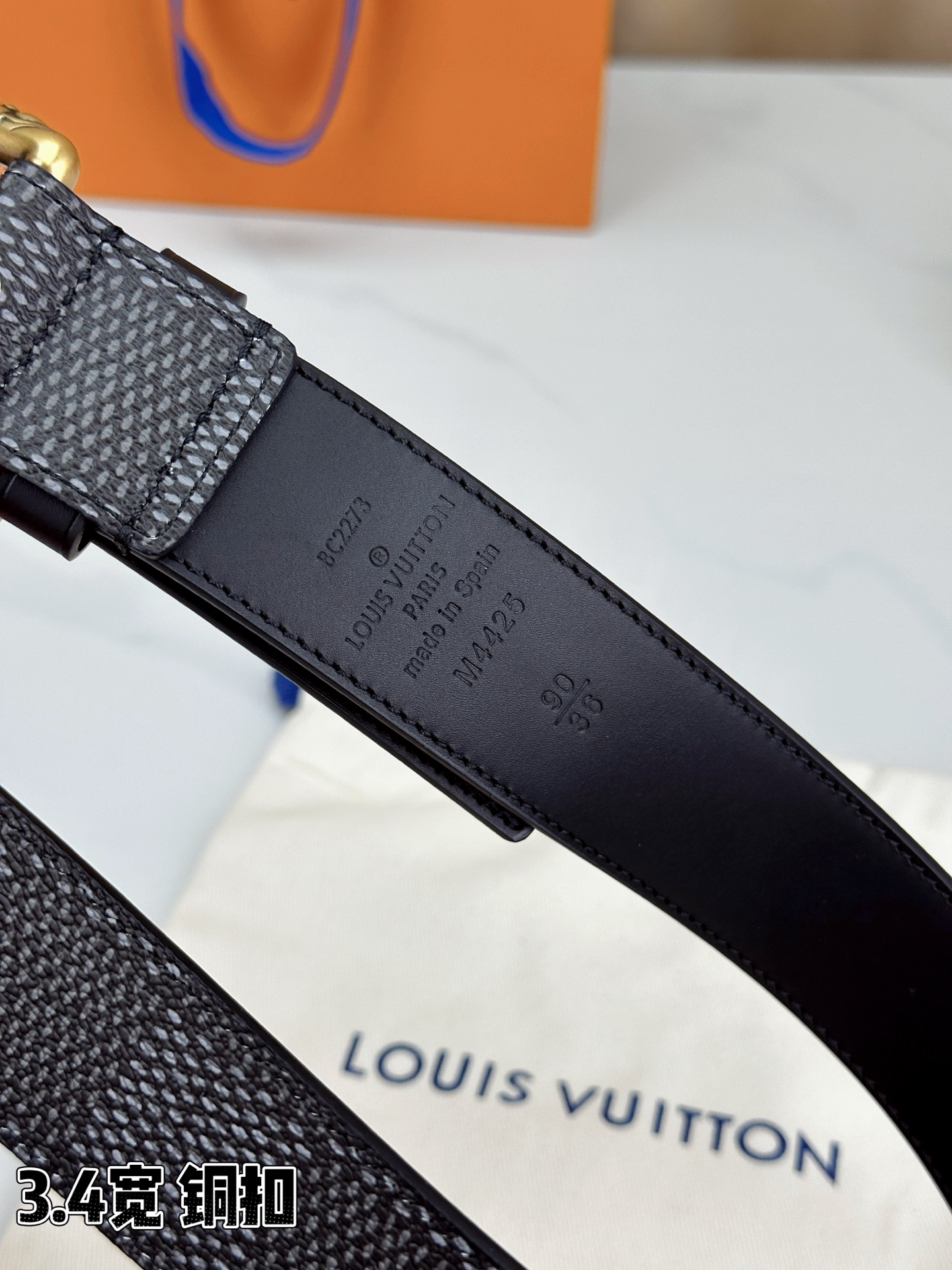 深灰棋盘格纹，3.4cm黄金宽度，铸就男士腰间经典。纯铜扣头镌刻精致纹路，低调中彰显不凡品味。精选头层牛