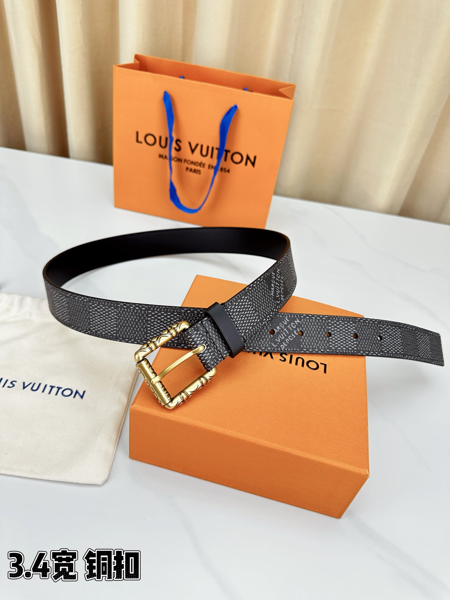 深灰棋盘格纹，3.4cm黄金宽度，铸就男士腰间经典。纯铜扣头镌刻精致纹路，低调中彰显不凡品味。精选头层牛