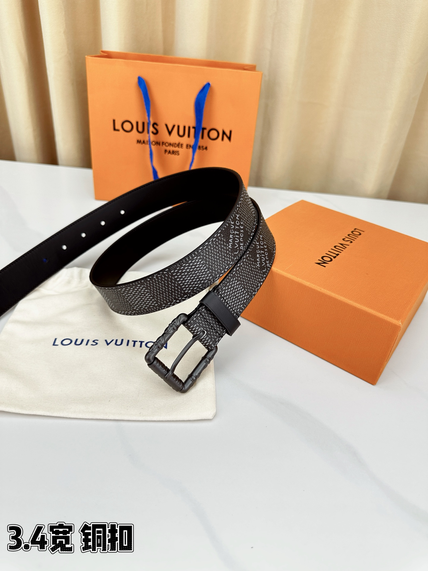 深灰棋盘格纹，3.4cm黄金宽度，铸就男士腰间经典。纯铜扣头镌刻精致纹路，低调中彰显不凡品味。精选头层牛