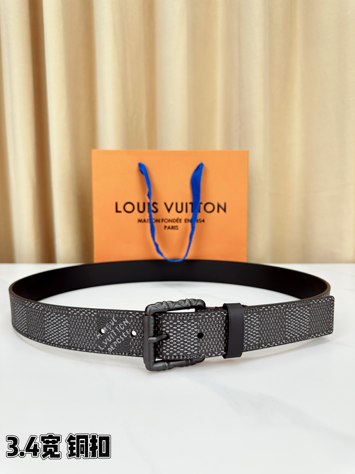 深灰棋盘格纹，3.4cm黄金宽度，铸就男士腰间经典。纯铜扣头镌刻精致纹路，低调中彰显不凡品味。精选头层牛