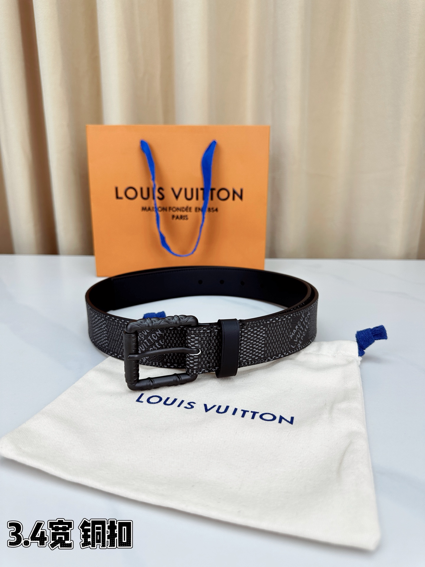 深灰棋盘格纹，3.4cm黄金宽度，铸就男士腰间经典。纯铜扣头镌刻精致纹路，低调中彰显不凡品味。精选头层牛