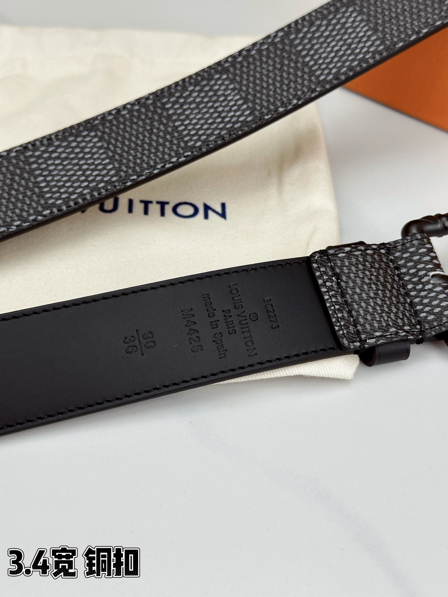 深灰棋盘格纹，3.4cm黄金宽度，铸就男士腰间经典。纯铜扣头镌刻精致纹路，低调中彰显不凡品味。精选头层牛