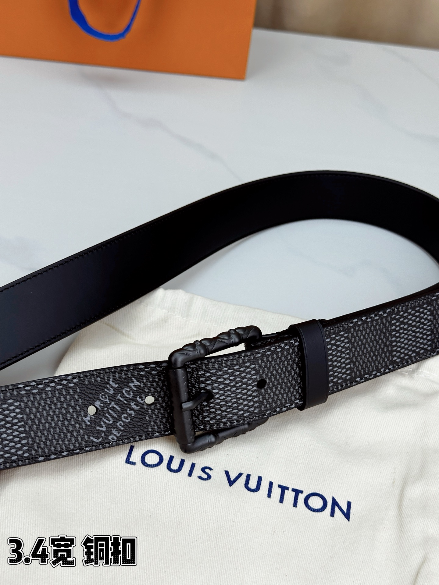 深灰棋盘格纹，3.4cm黄金宽度，铸就男士腰间经典。纯铜扣头镌刻精致纹路，低调中彰显不凡品味。精选头层牛