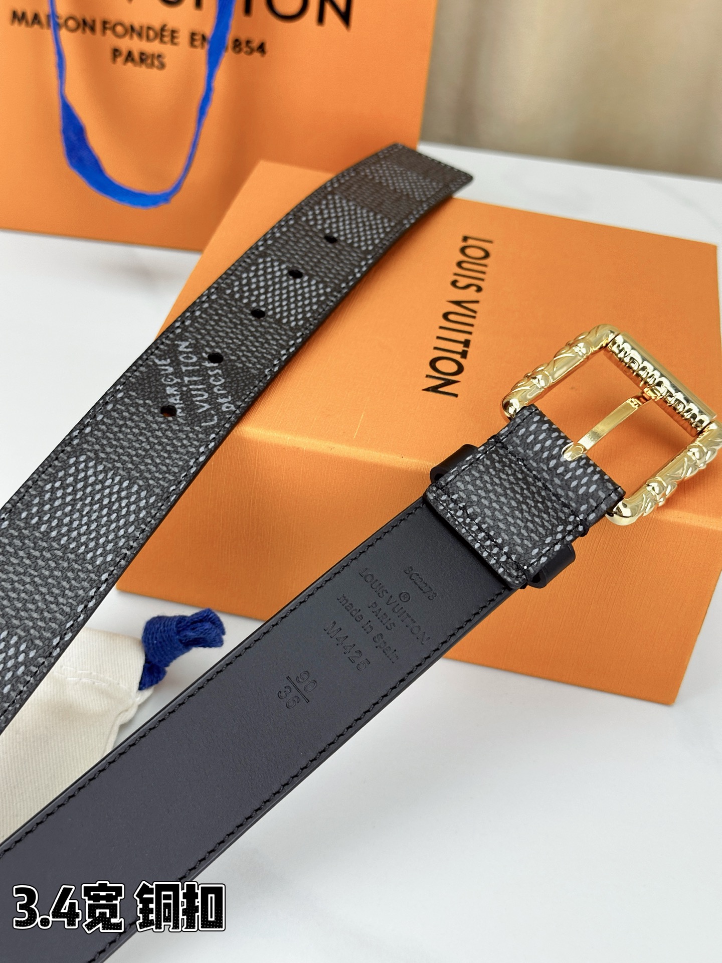 深灰棋盘格纹，3.4cm黄金宽度，铸就男士腰间经典。纯铜扣头镌刻精致纹路，低调中彰显不凡品味。精选头层牛
