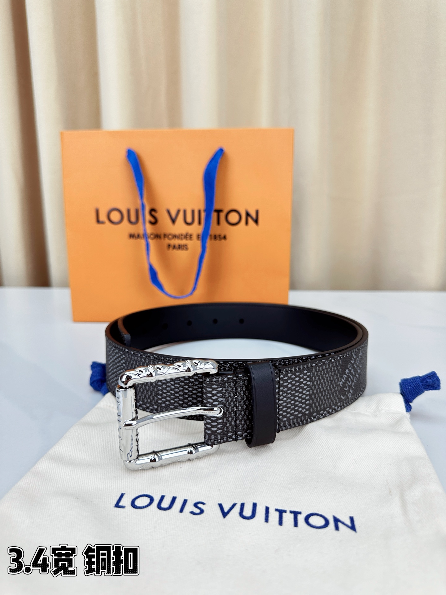 深灰棋盘格纹，3.4cm黄金宽度，铸就男士腰间经典。纯铜扣头镌刻精致纹路，低调中彰显不凡品味。精选头层牛