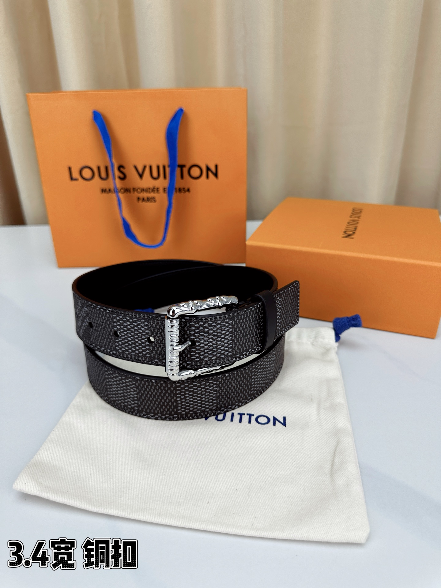 深灰棋盘格纹，3.4cm黄金宽度，铸就男士腰间经典。纯铜扣头镌刻精致纹路，低调中彰显不凡品味。精选头层牛