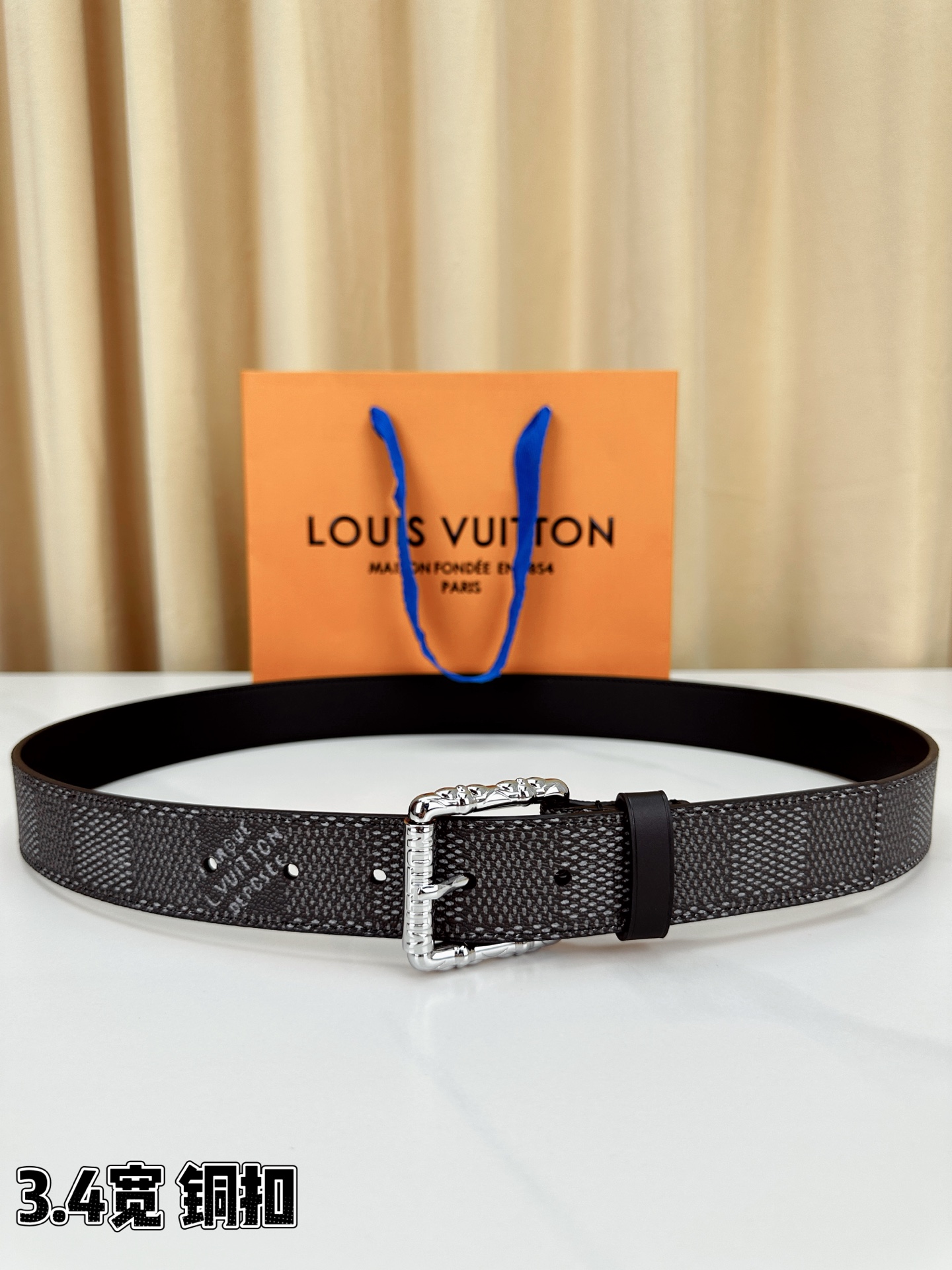 深灰棋盘格纹，3.4cm黄金宽度，铸就男士腰间经典。纯铜扣头镌刻精致纹路，低调中彰显不凡品味。精选头层牛