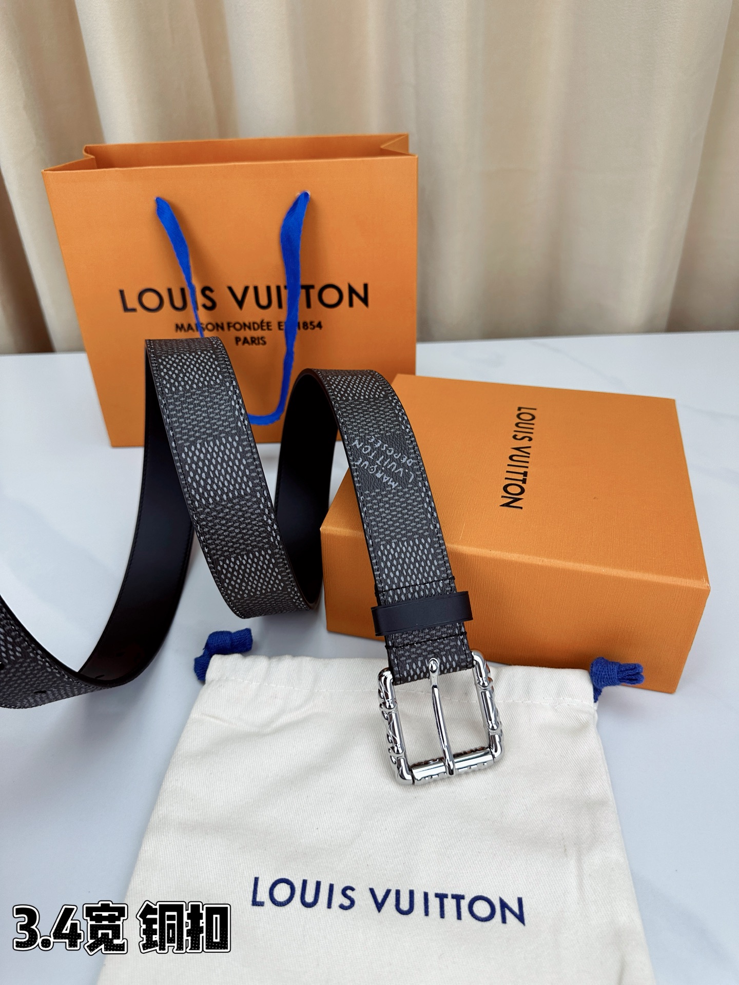 深灰棋盘格纹，3.4cm黄金宽度，铸就男士腰间经典。纯铜扣头镌刻精致纹路，低调中彰显不凡品味。精选头层牛