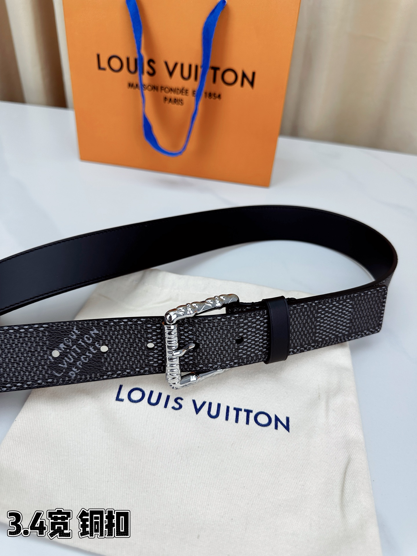 深灰棋盘格纹，3.4cm黄金宽度，铸就男士腰间经典。纯铜扣头镌刻精致纹路，低调中彰显不凡品味。精选头层牛