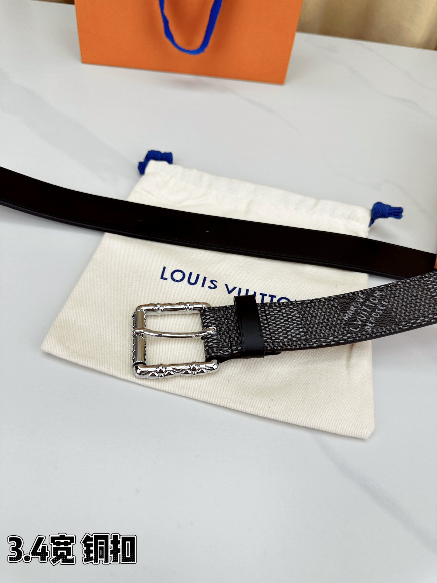 深灰棋盘格纹，3.4cm黄金宽度，铸就男士腰间经典。纯铜扣头镌刻精致纹路，低调中彰显不凡品味。精选头层牛