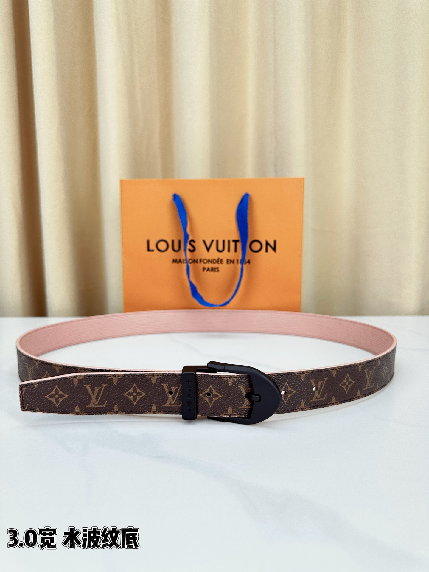 LV经典花纹皮带，3.0宽版设计，搭配独特粉红水波纹底，尽显低调奢华。银、金、黑三款扣头随心选择，满足不