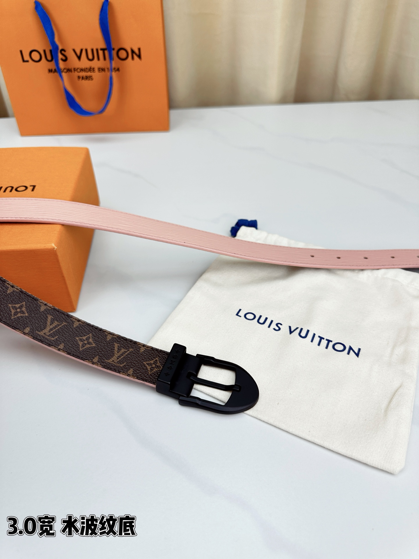 LV经典花纹皮带，3.0宽版设计，搭配独特粉红水波纹底，尽显低调奢华。银、金、黑三款扣头随心选择，满足不